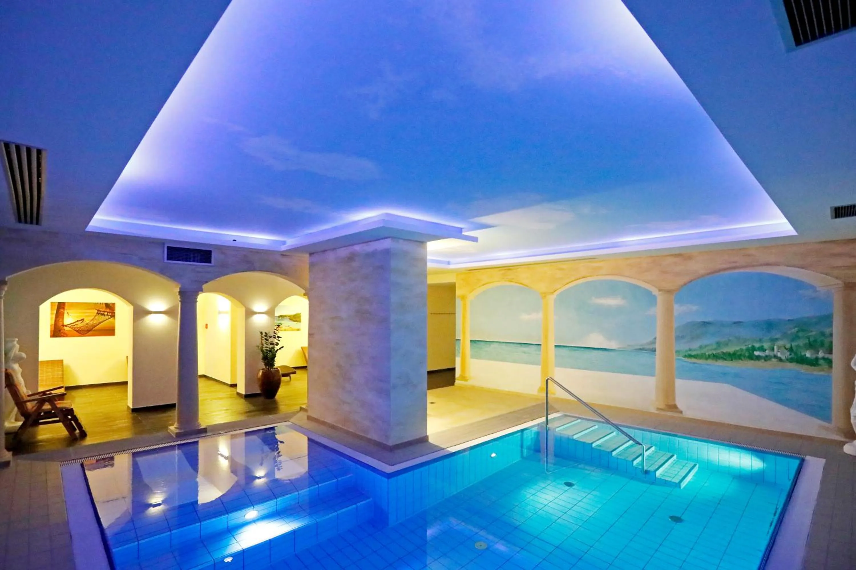 Swimming pool in Kurpark-Hotel