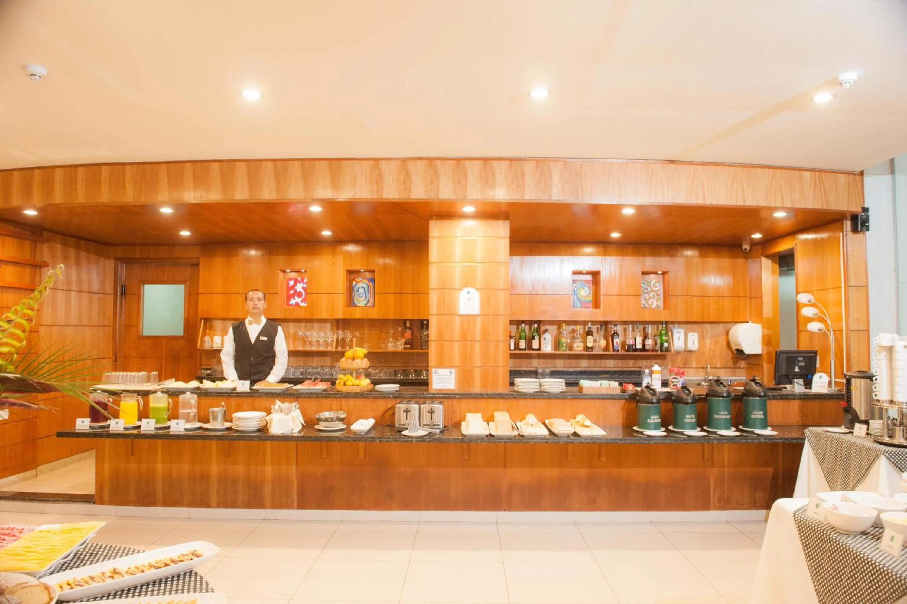 Restaurant/places to eat in Convair Hotel