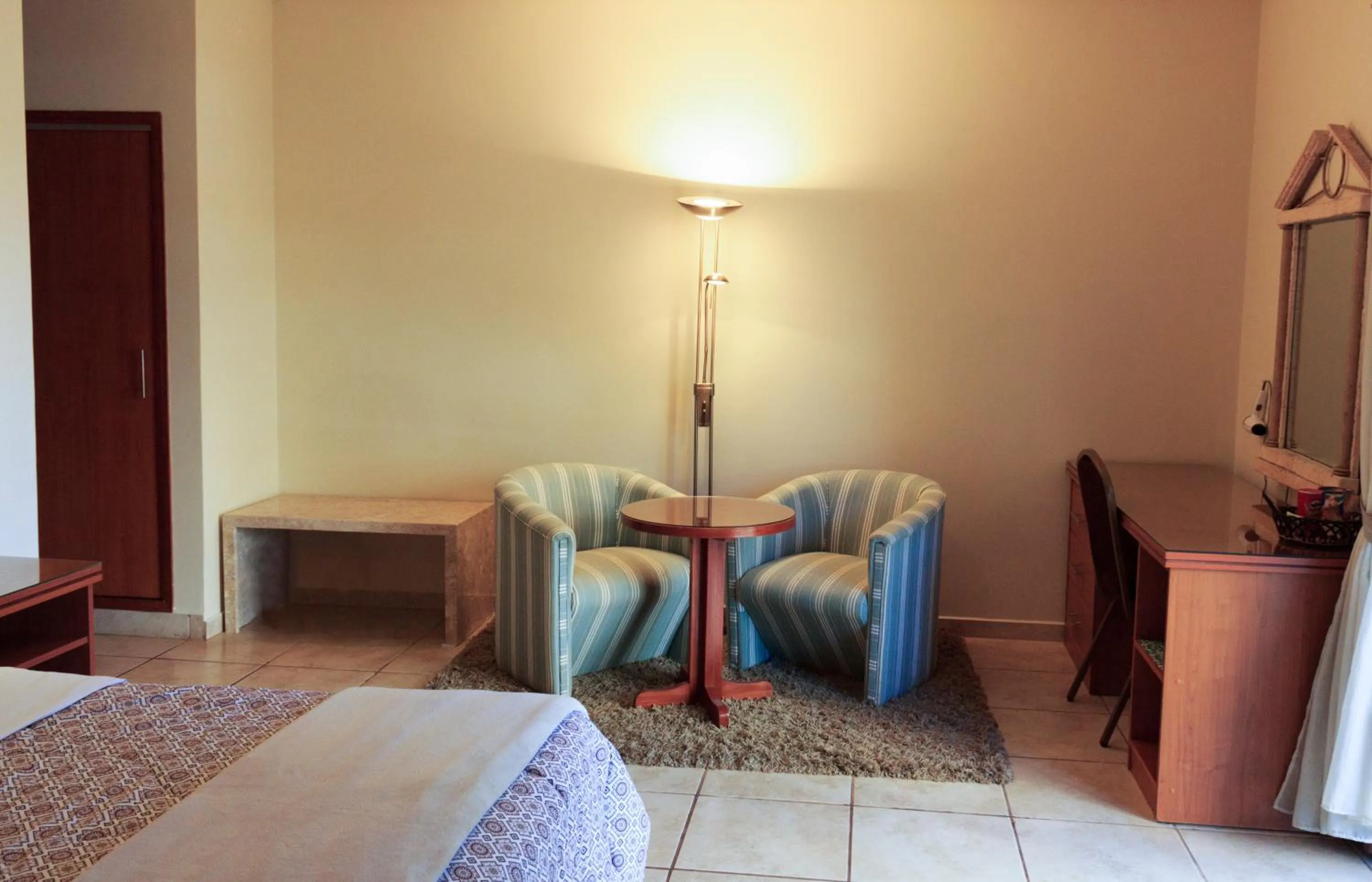 Seating area, Bed in Convair Hotel