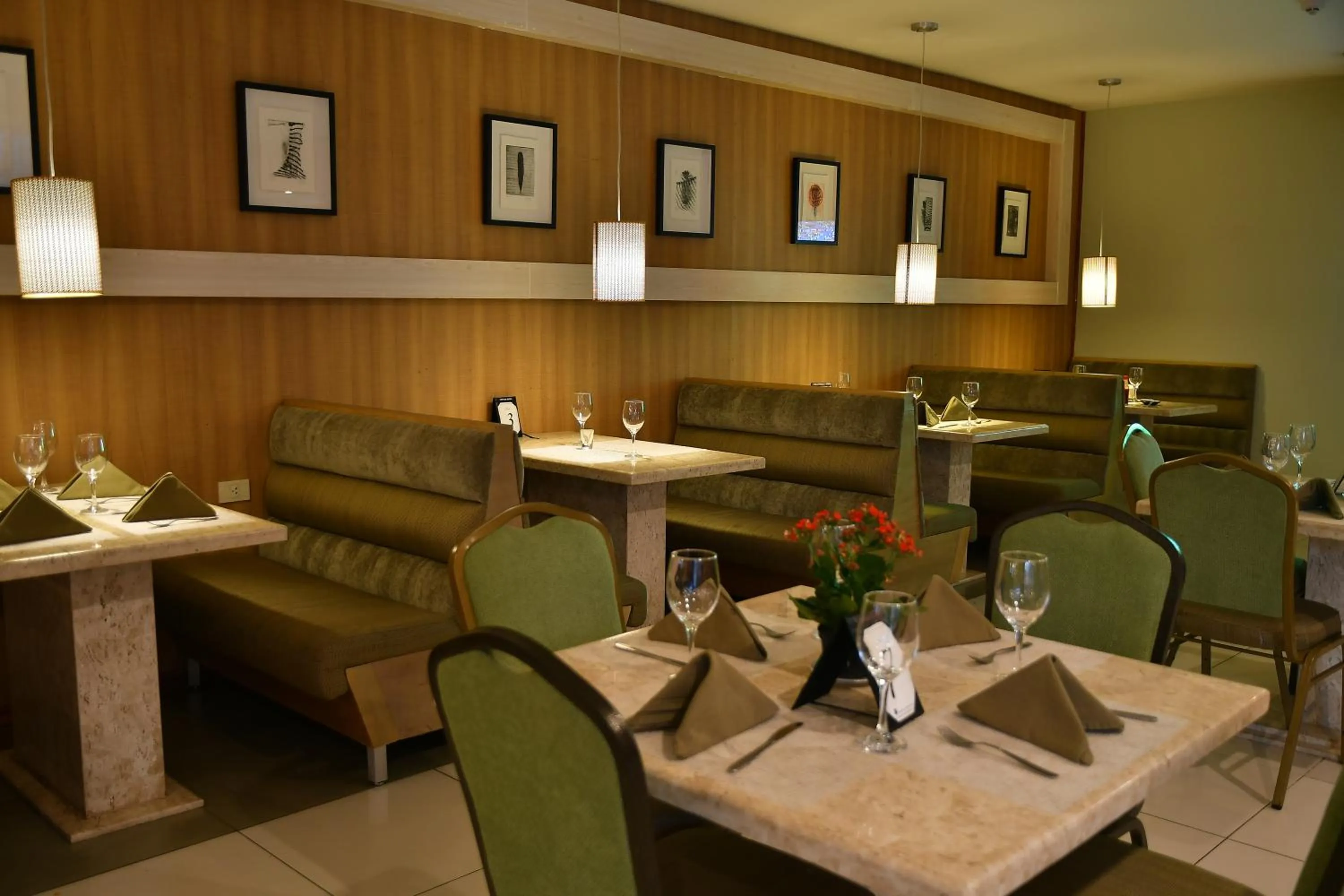 Restaurant/places to eat in Convair Hotel