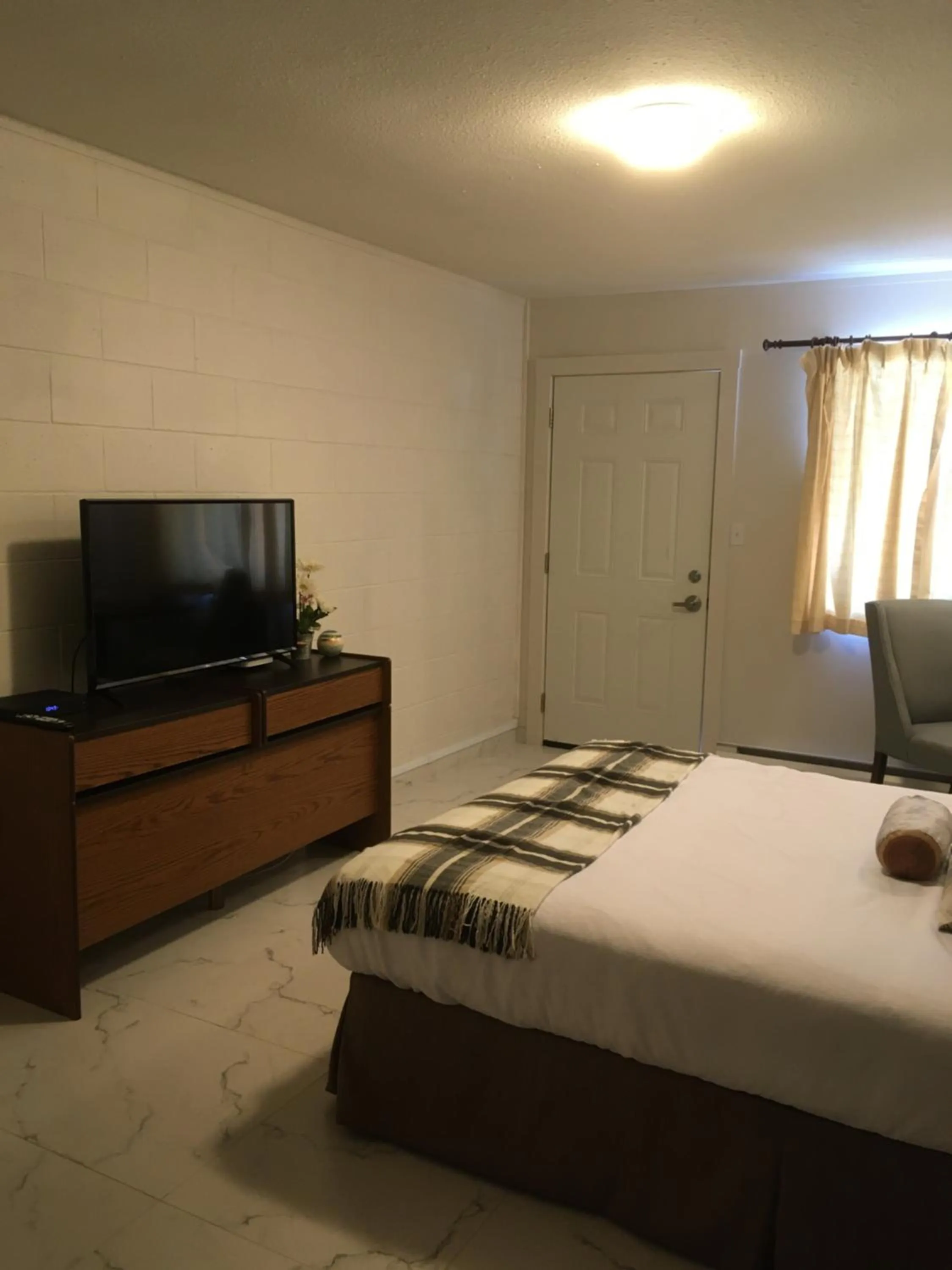 Bed in Christina Lake Motel and RV Park