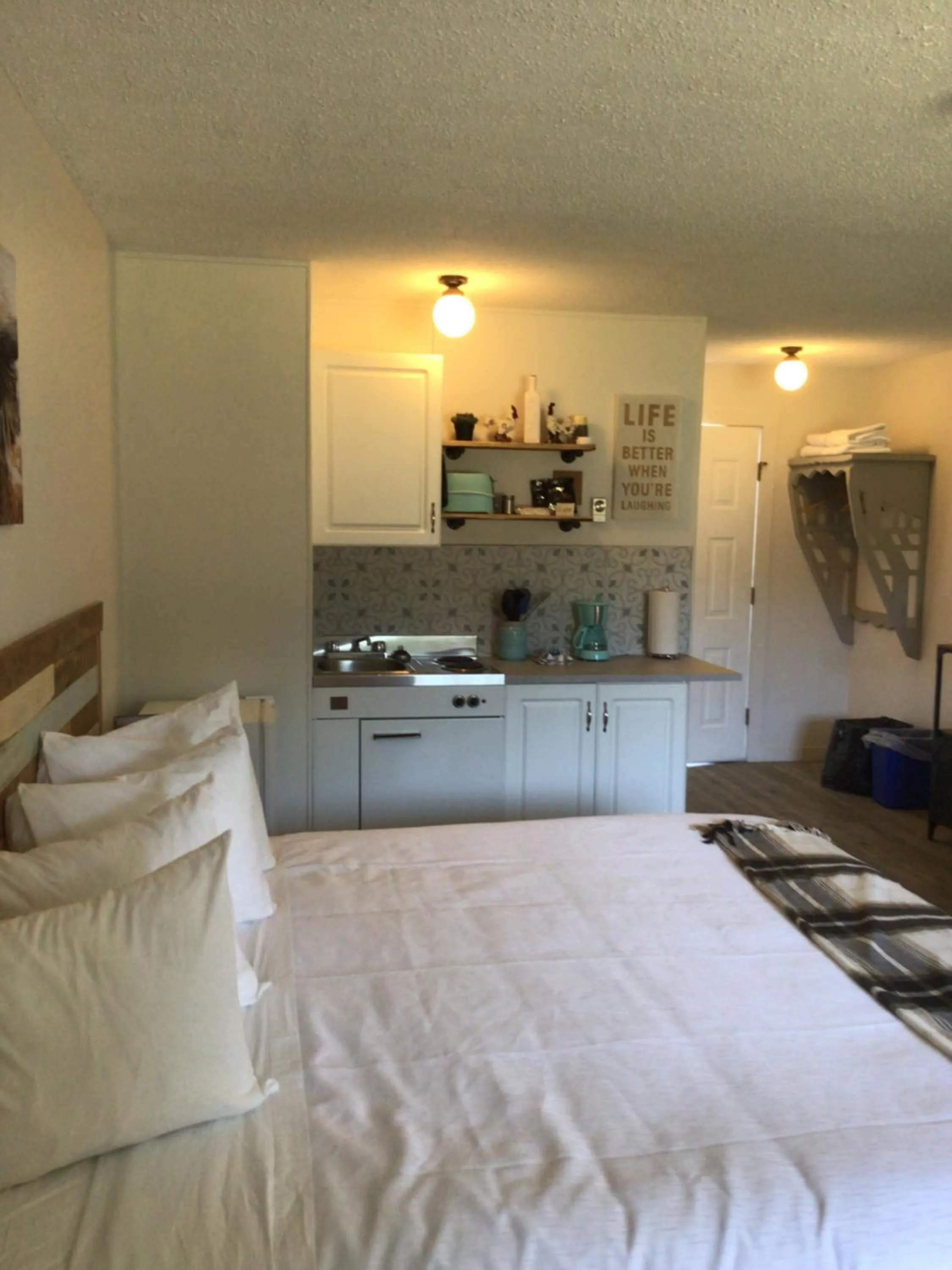 Kitchen or kitchenette, Bed in Christina Lake Motel and RV Park