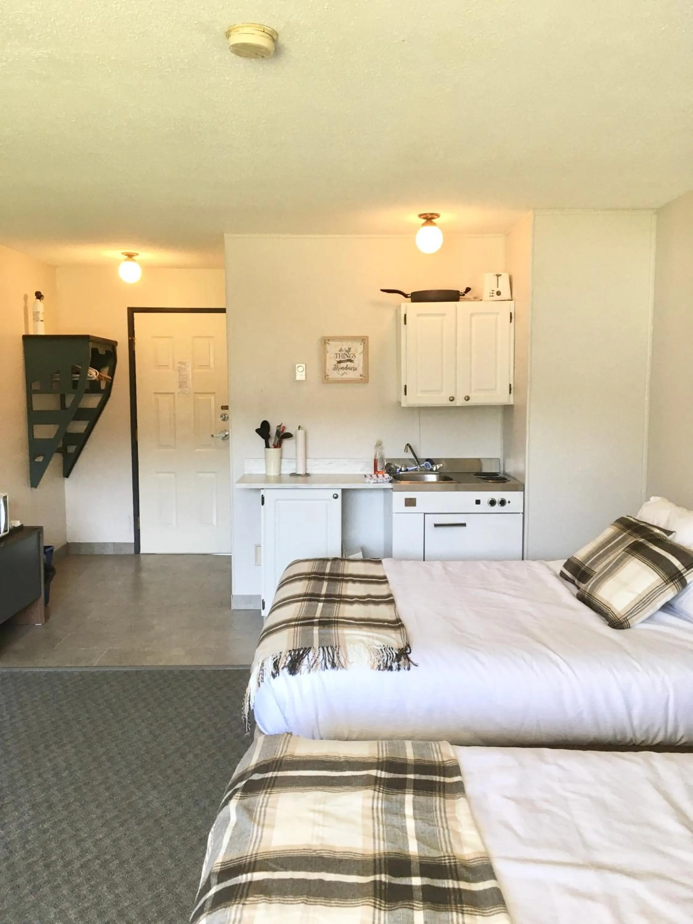 Bed in Christina Lake Motel and RV Park