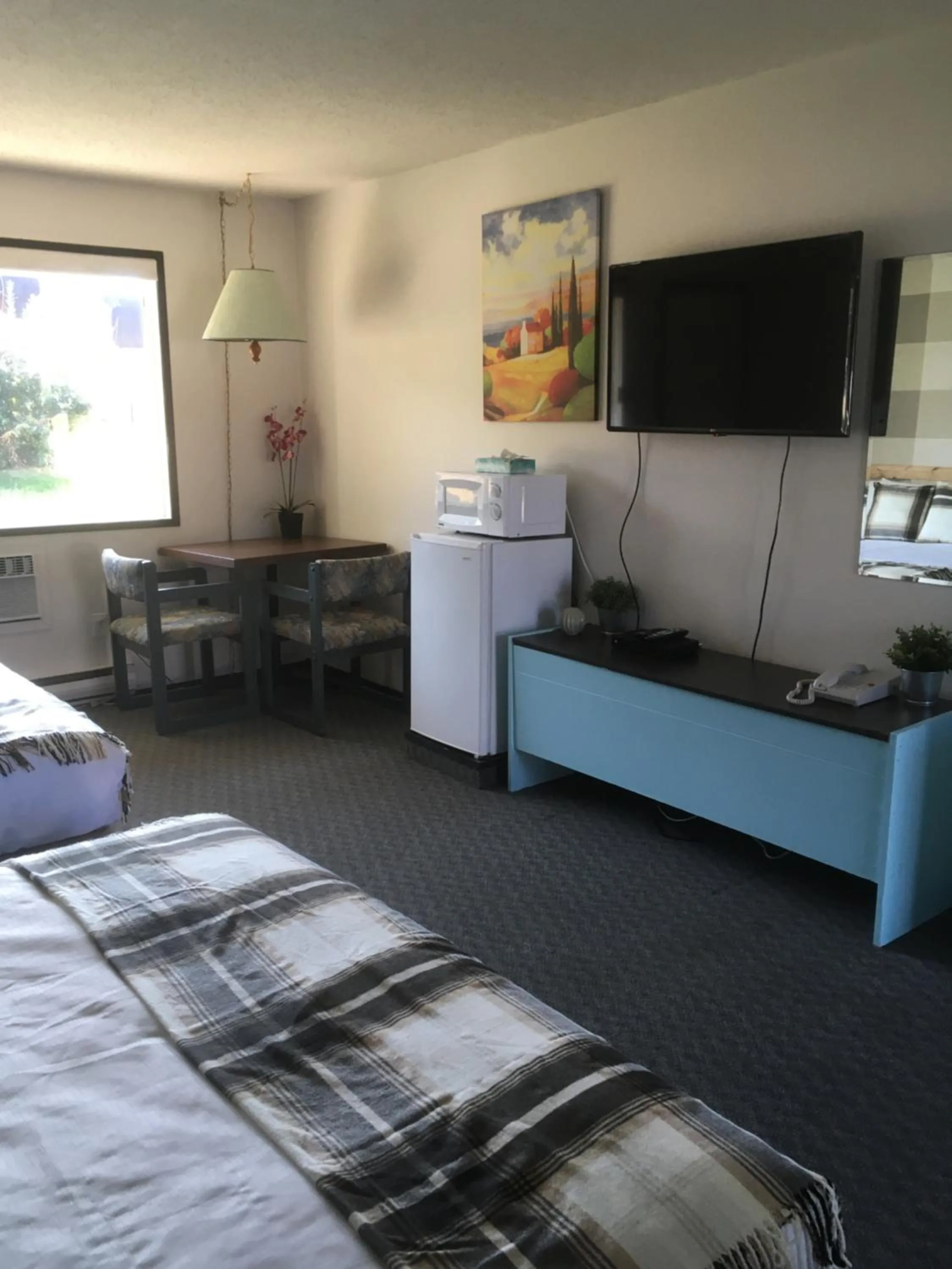 Bed in Christina Lake Motel and RV Park