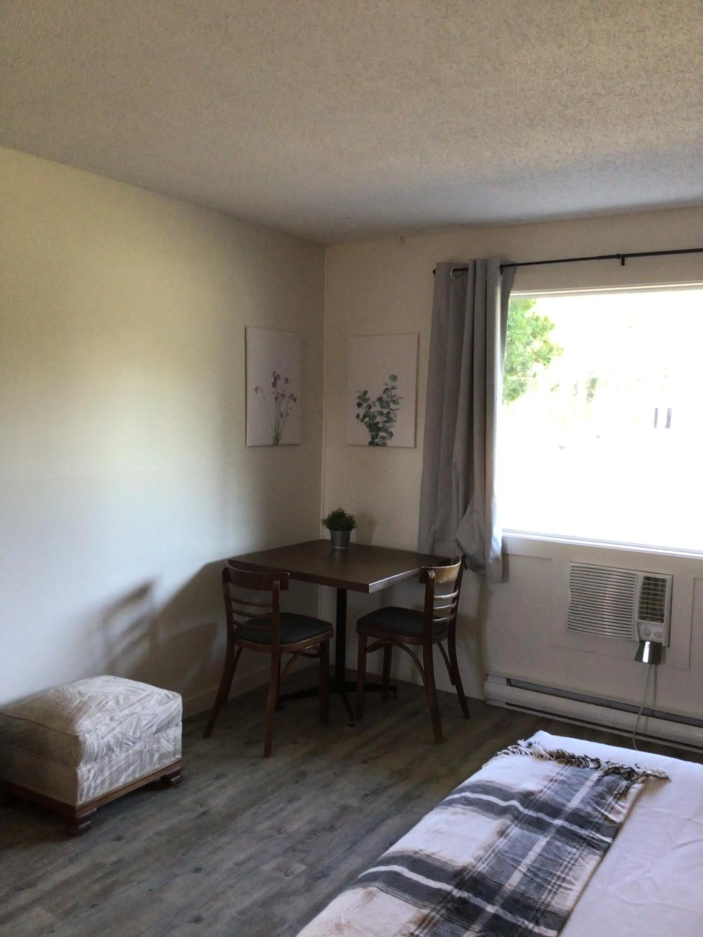 Bed in Christina Lake Motel and RV Park