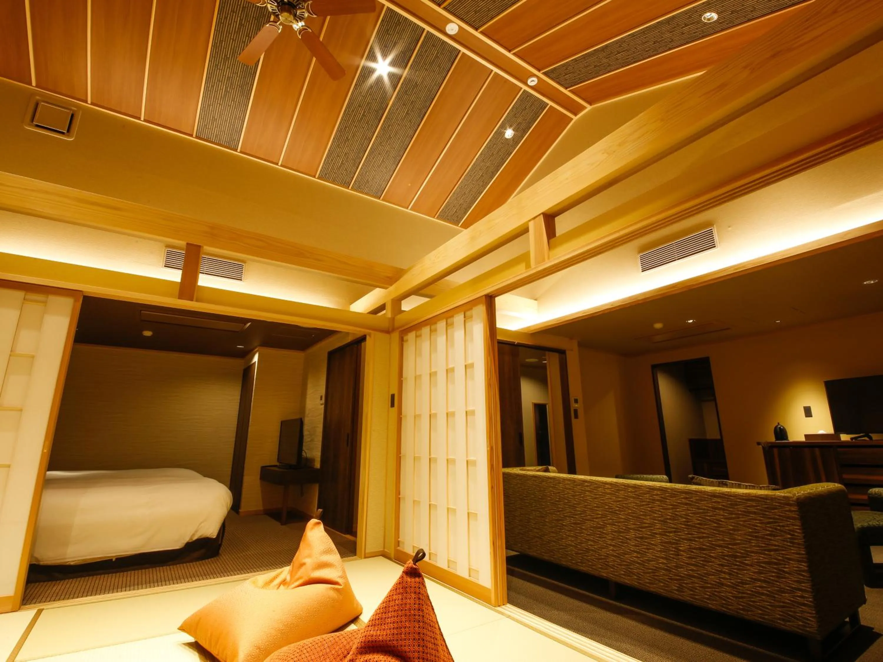 Bed in Awaji Hamarikyu Takumi