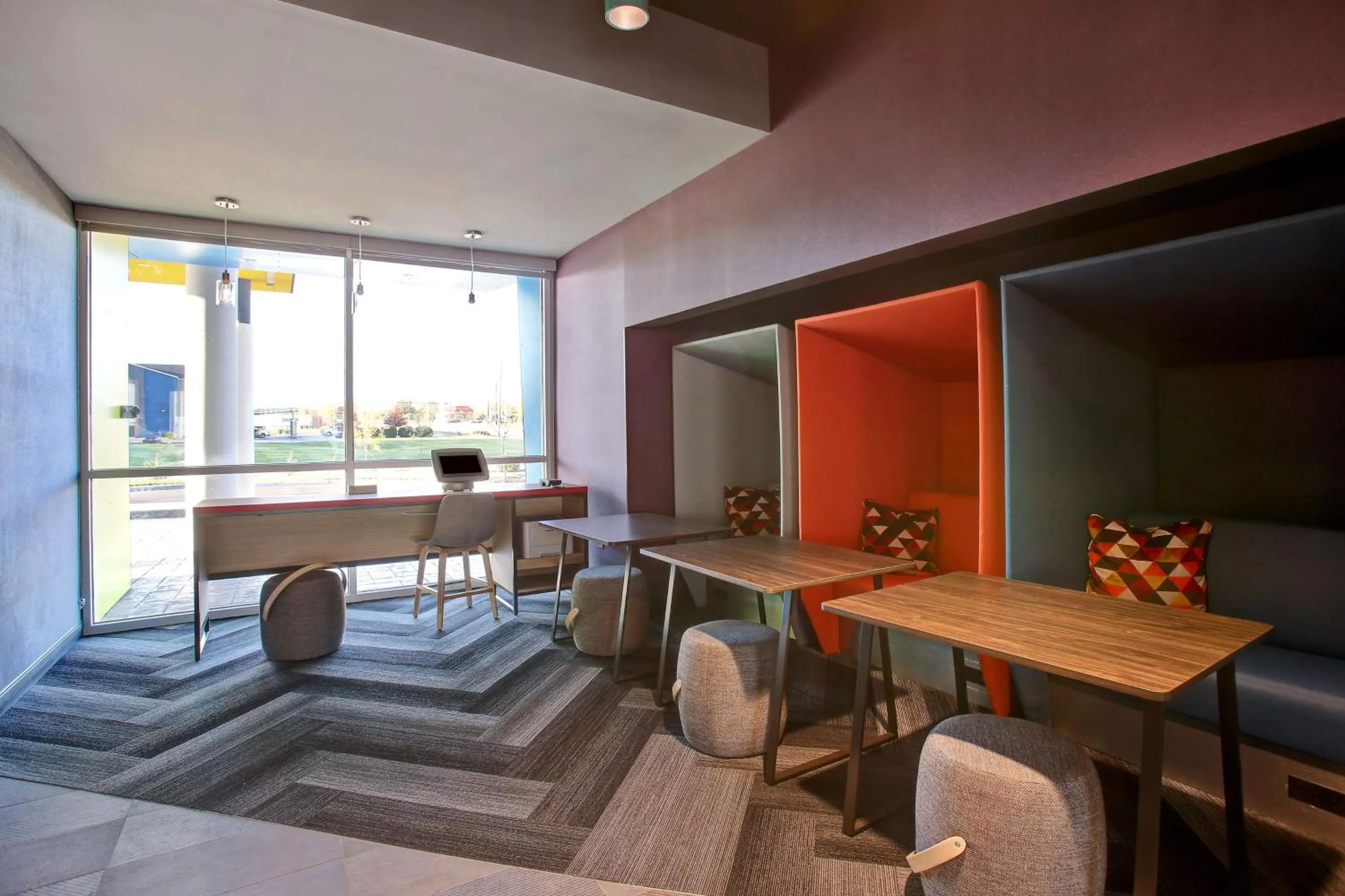 Lobby or reception in Tru By Hilton Monroe, Oh