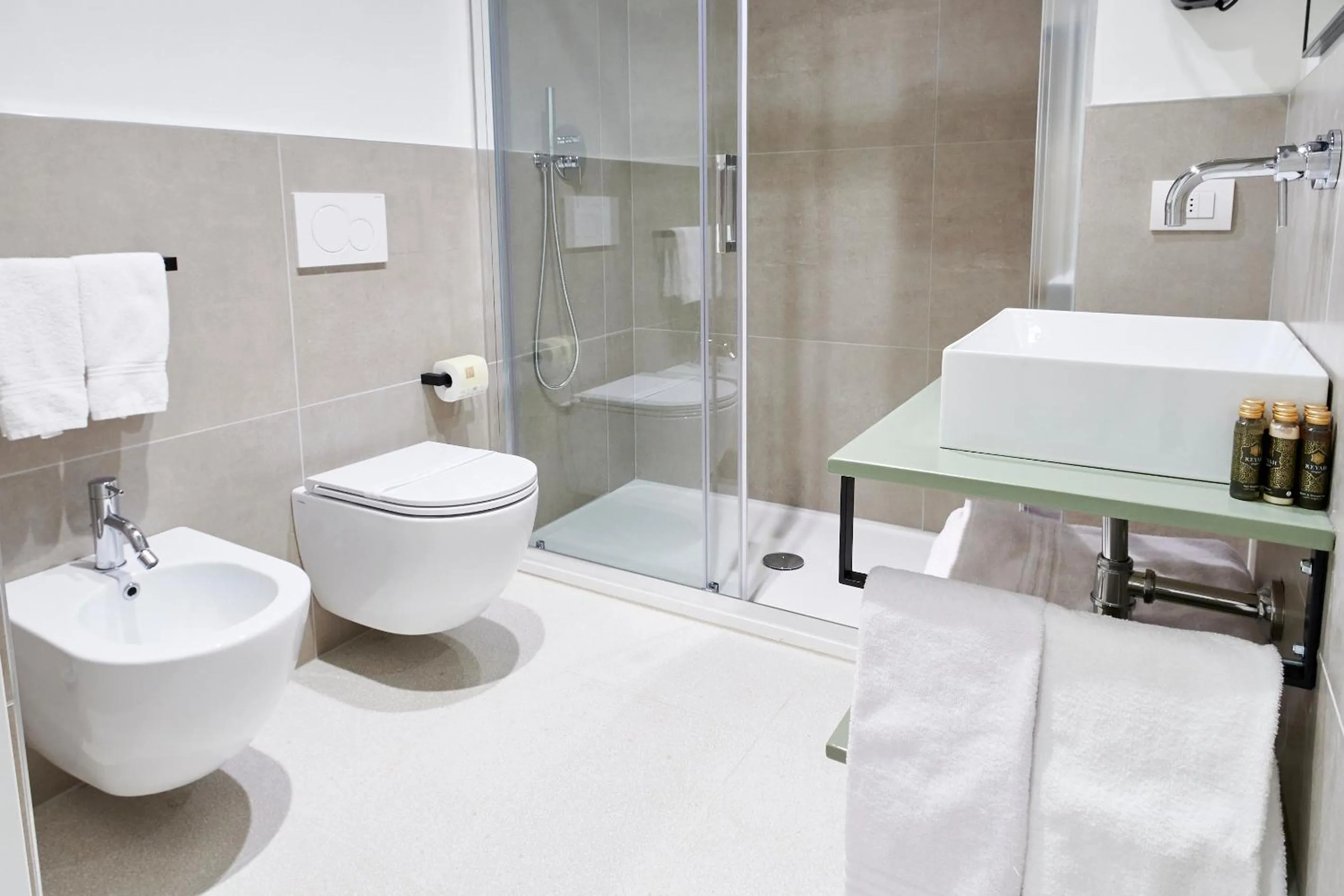 Shower in GREEN RIBBON