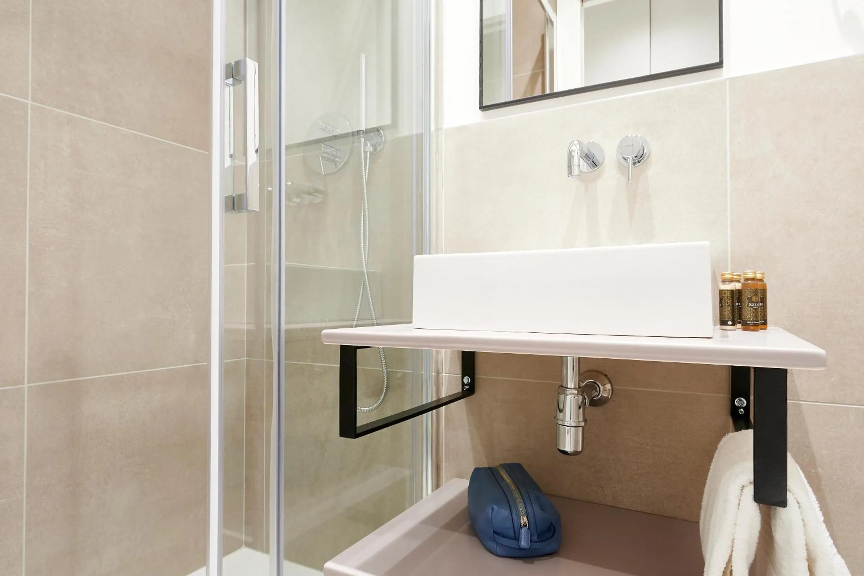 Shower in GREEN RIBBON