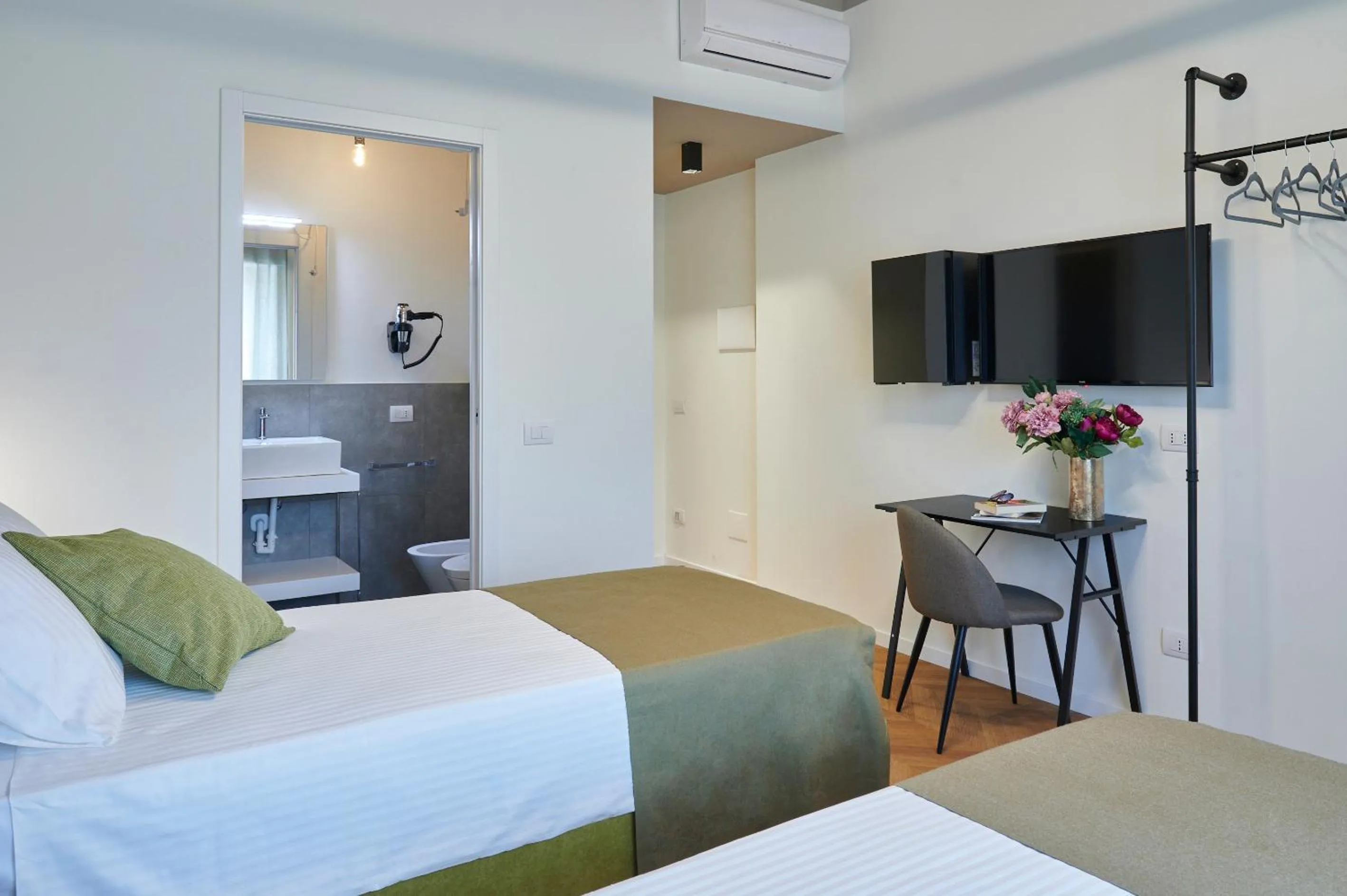 Photo of the whole room, Bed in WHITE RIBBON