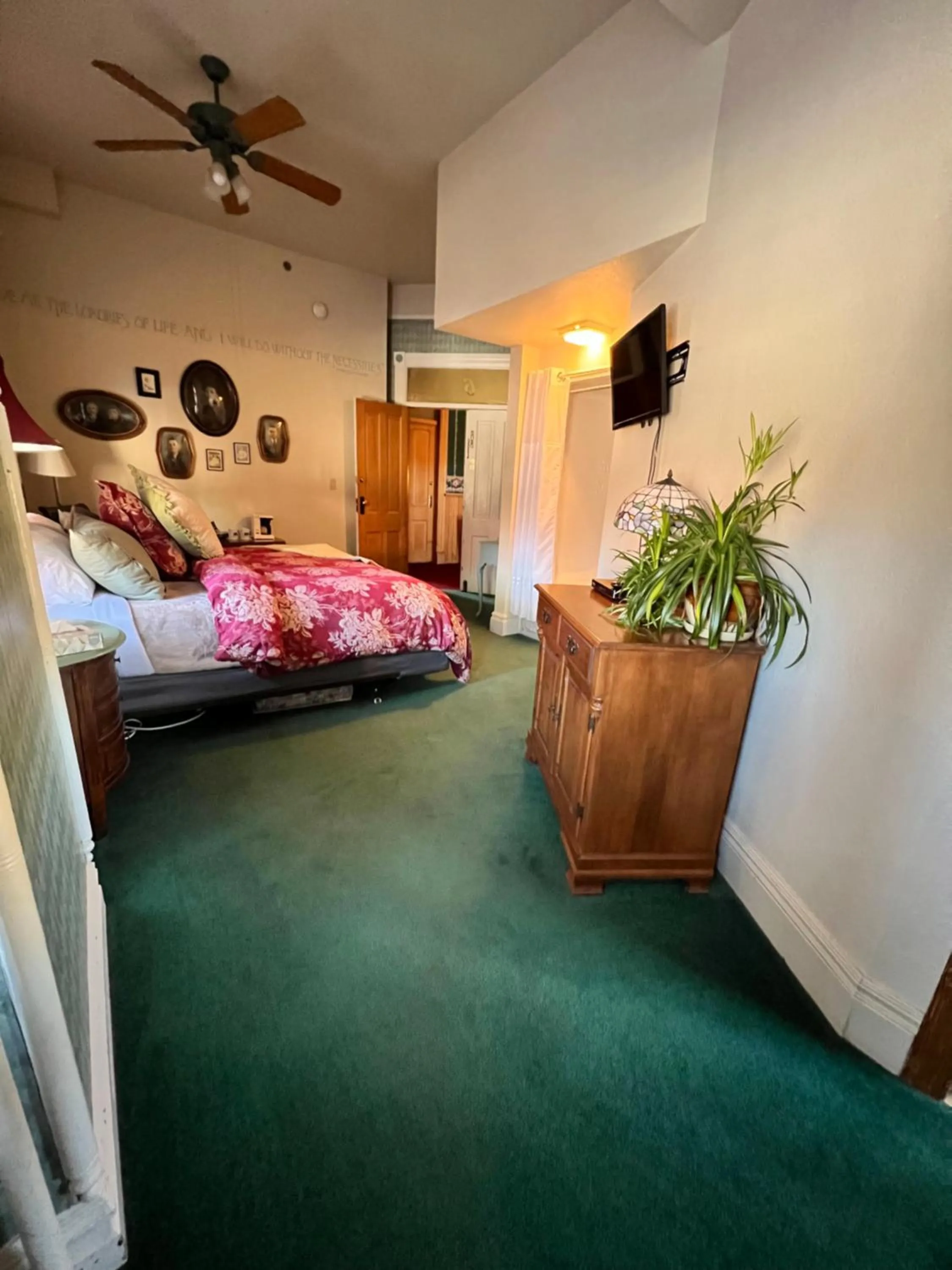 Bedroom in Hotel St Nicholas