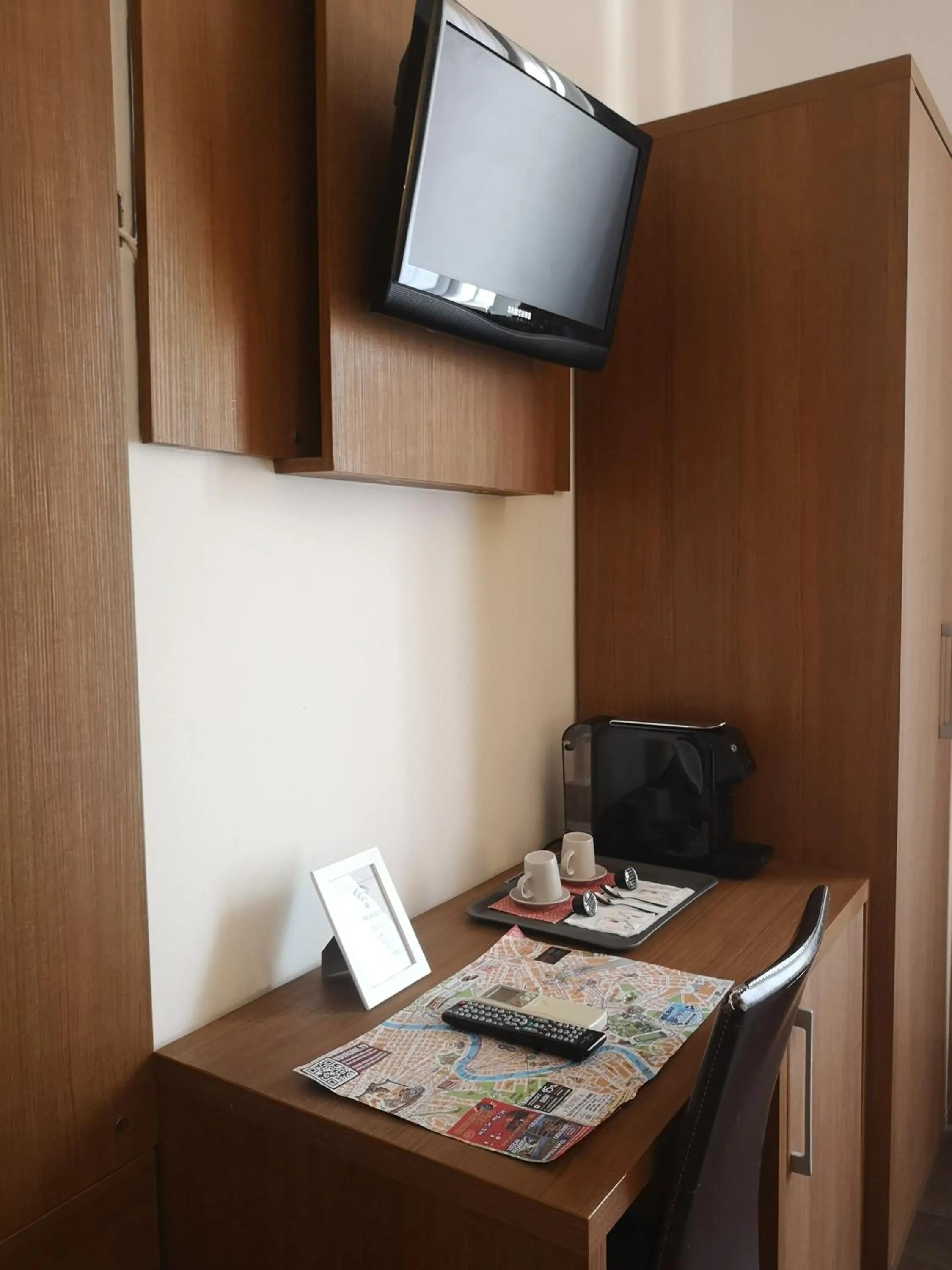 TV and multimedia in Rome Travellers Hotel