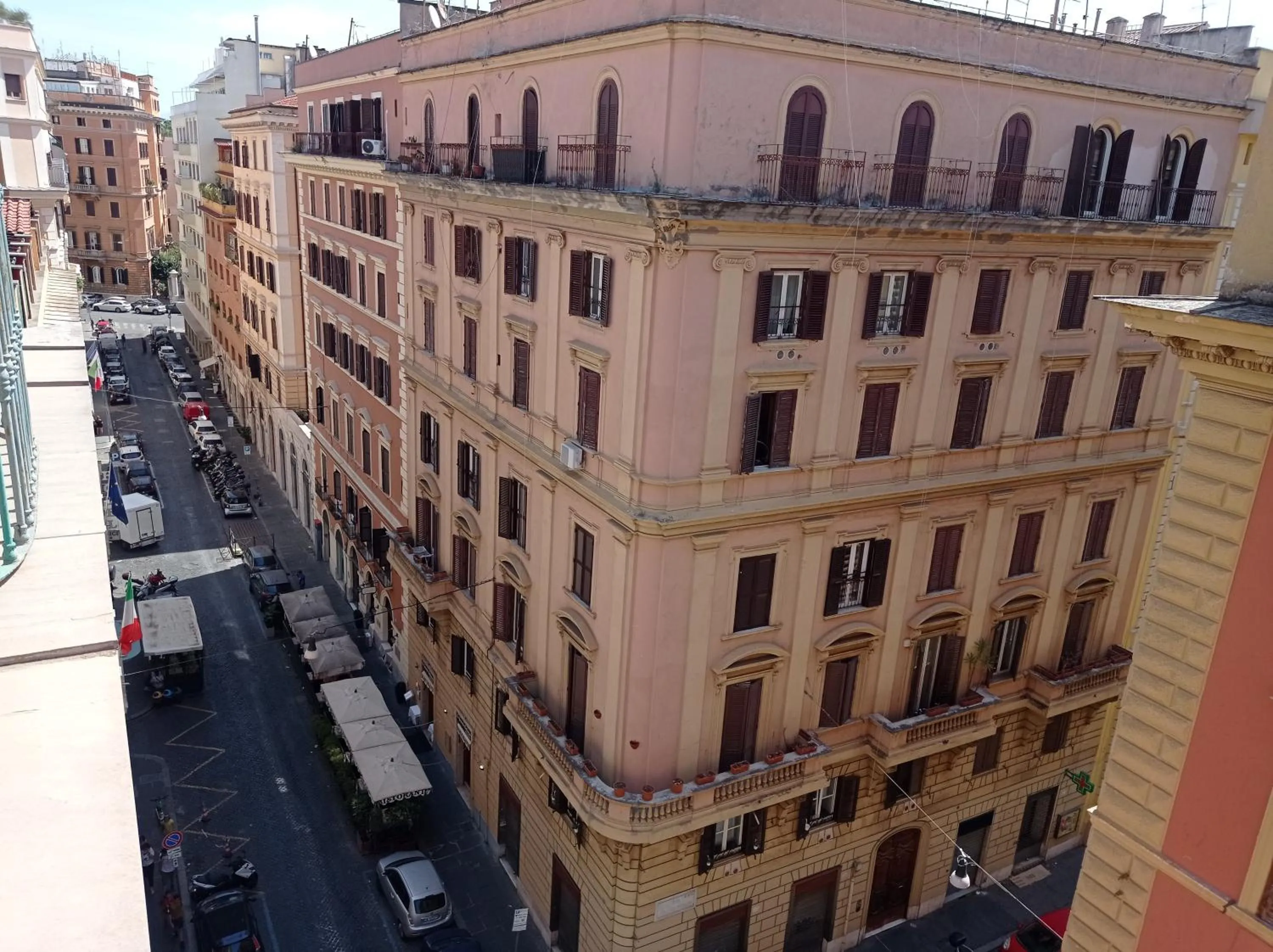 Neighbourhood in Rome Travellers Hotel