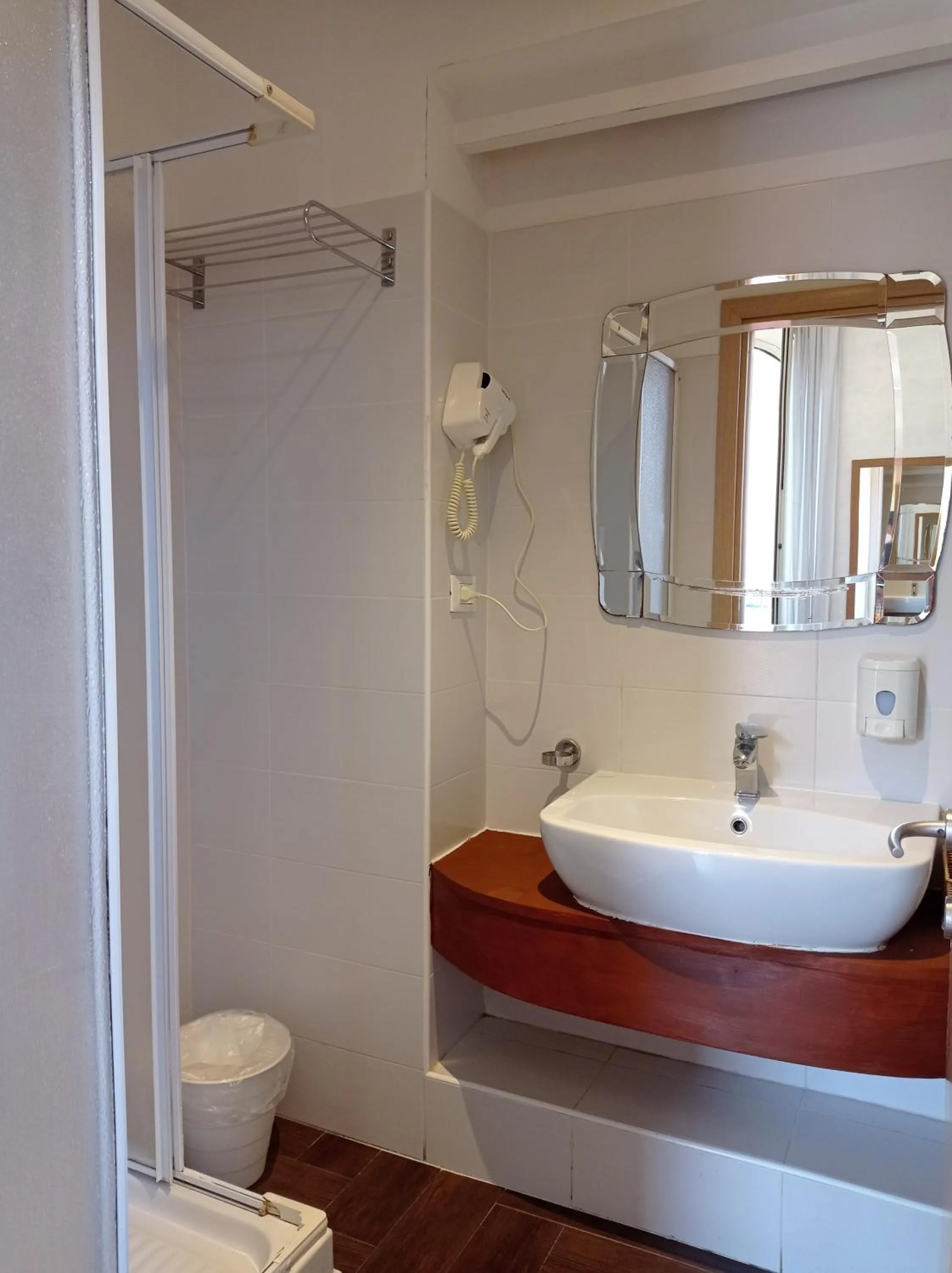 Bathroom in Rome Travellers Hotel