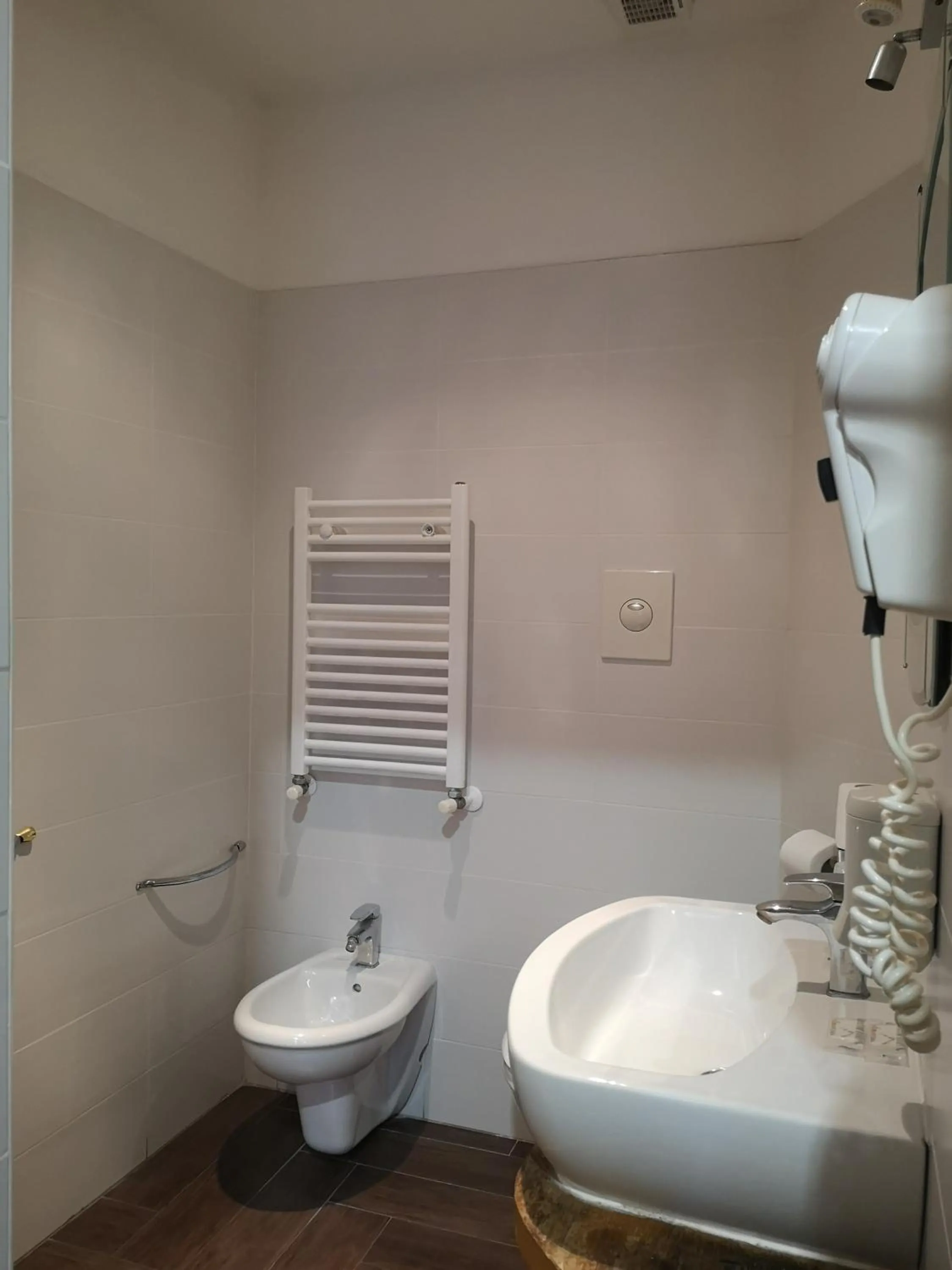 Bathroom in Rome Travellers Hotel