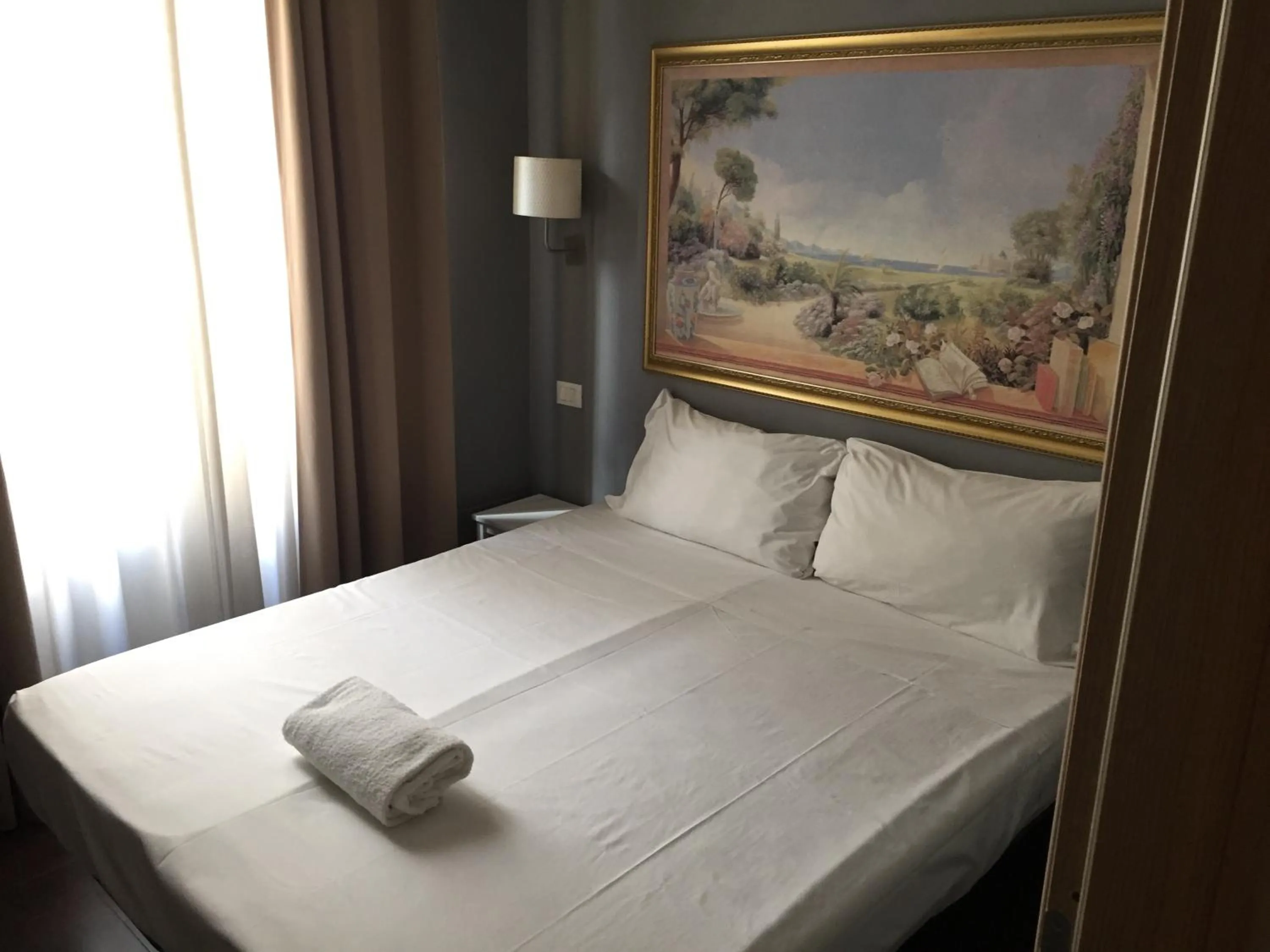 Bed in Rome Travellers Hotel