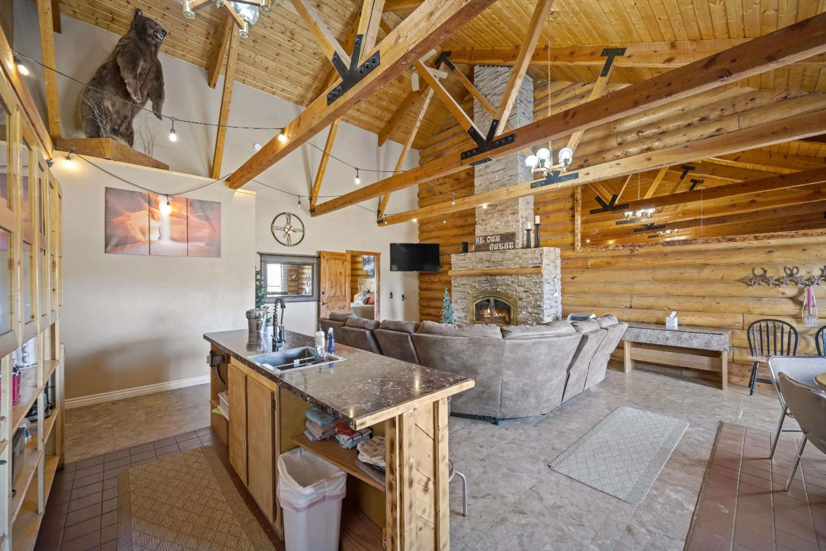 Kitchen or kitchenette in Ponderosa Inn