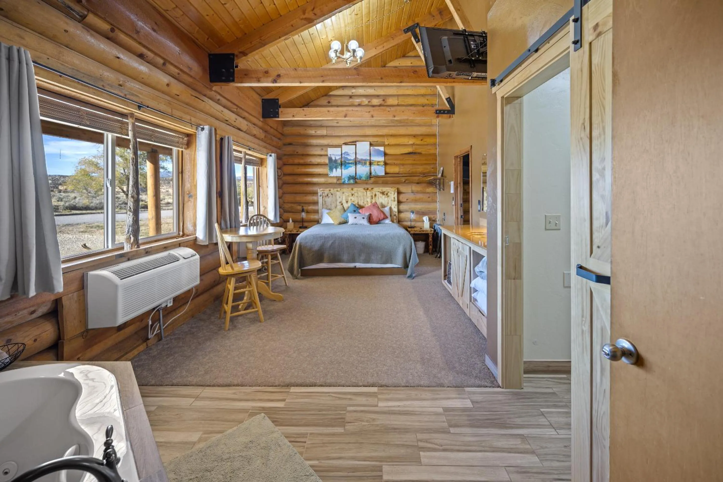 Bedroom, Bed in Ponderosa Inn