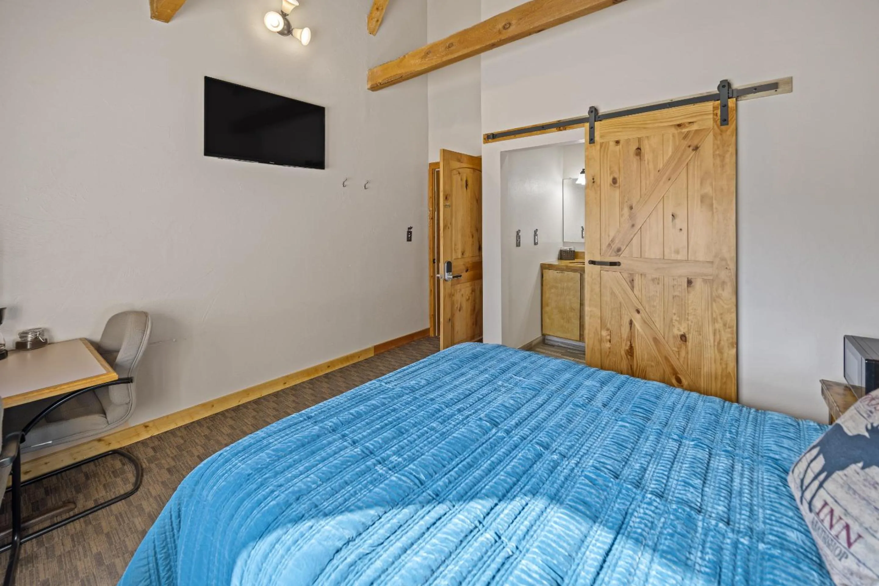 Bedroom, Bed in Ponderosa Inn