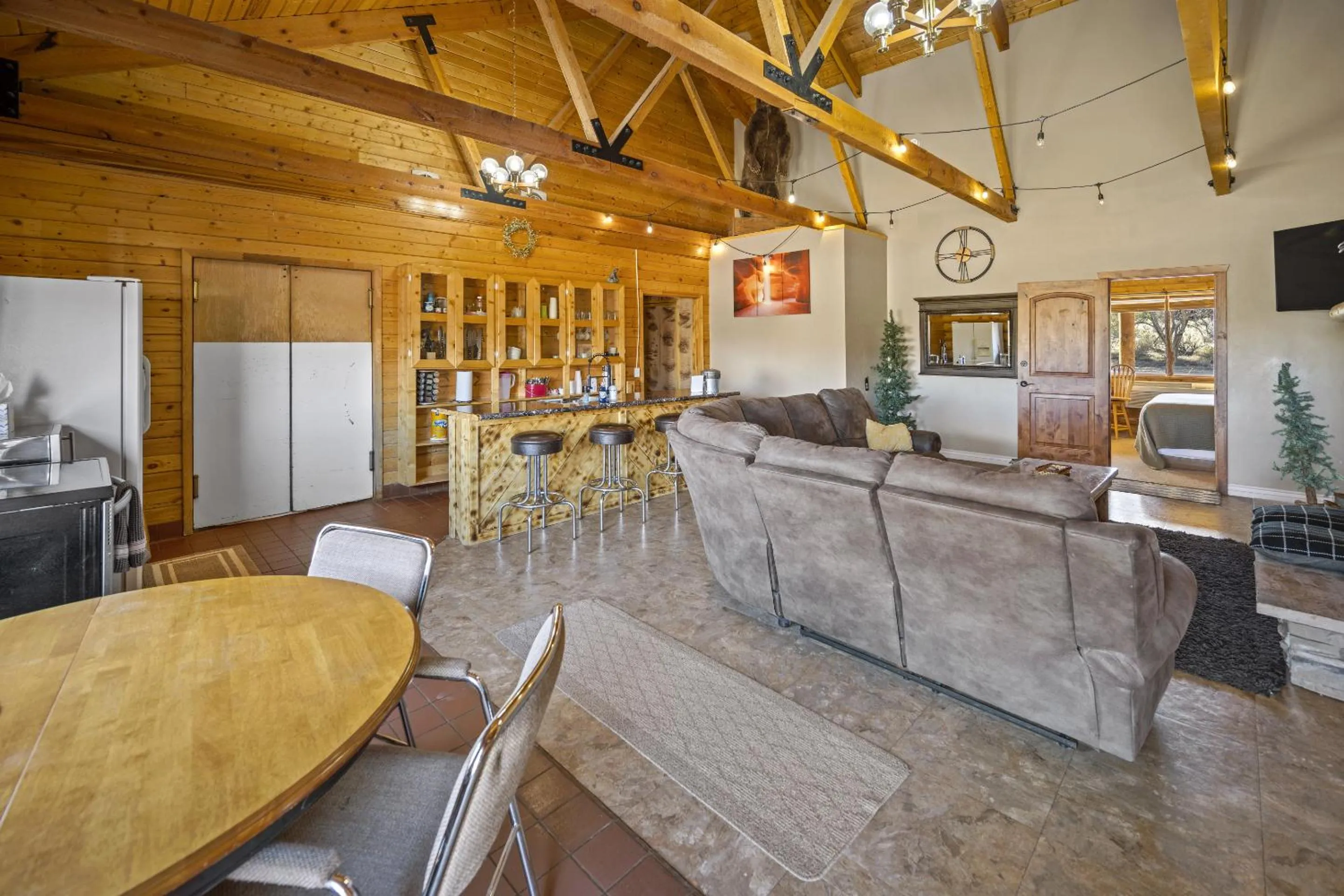 Dining area in Ponderosa Inn