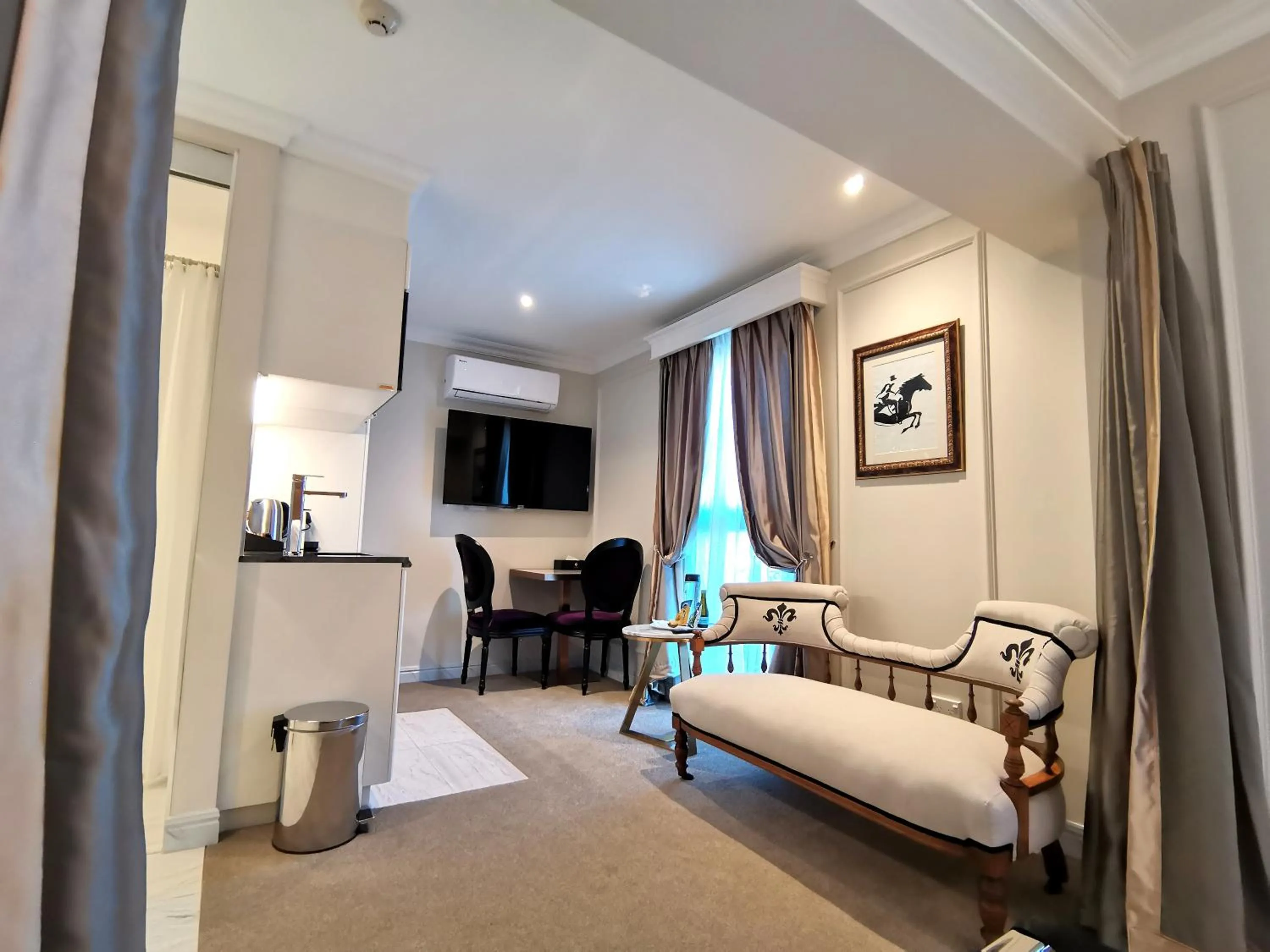 Seating area, Bed in The Salisbury