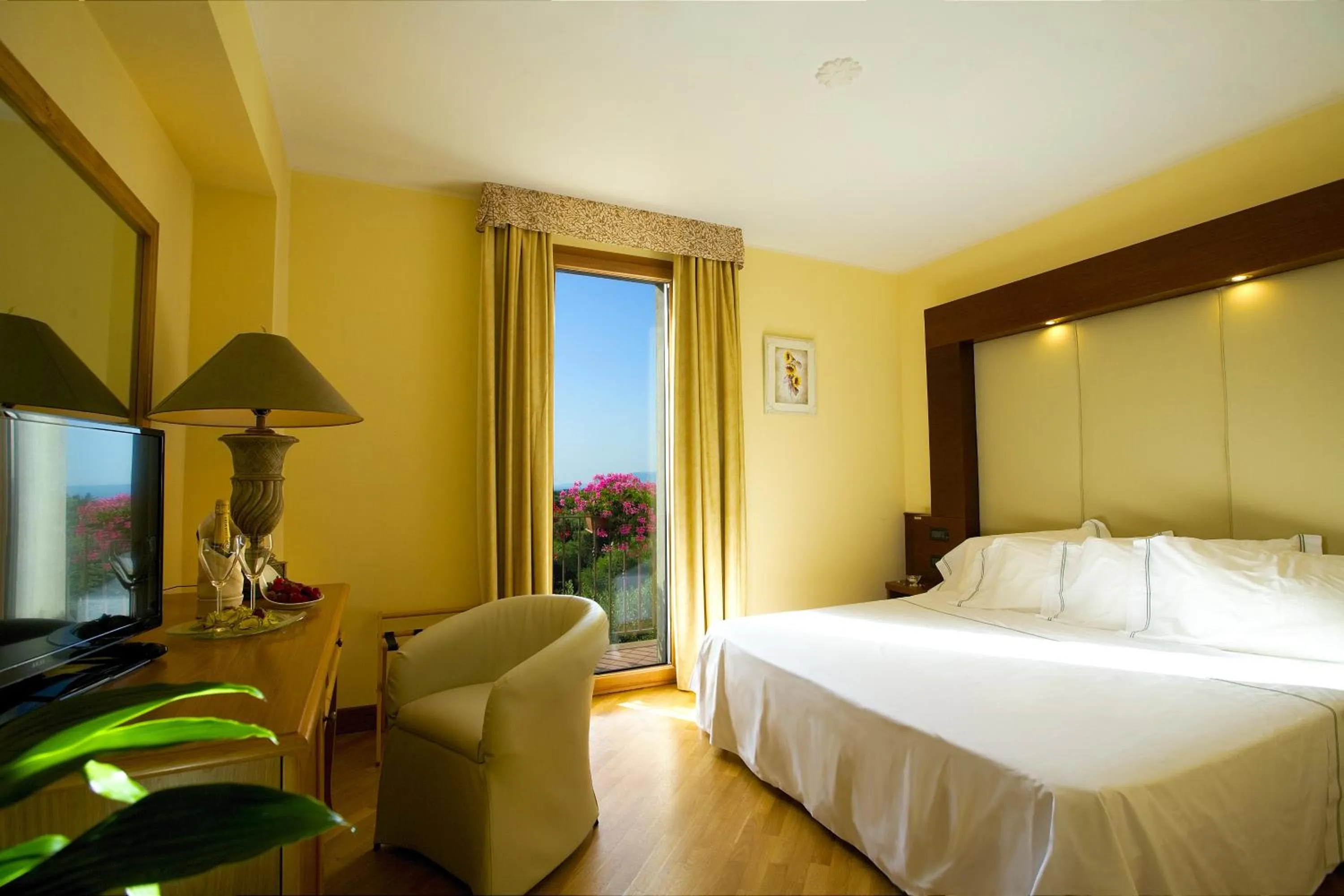 Photo of the whole room, Bed in Uliveto Principessa Resort