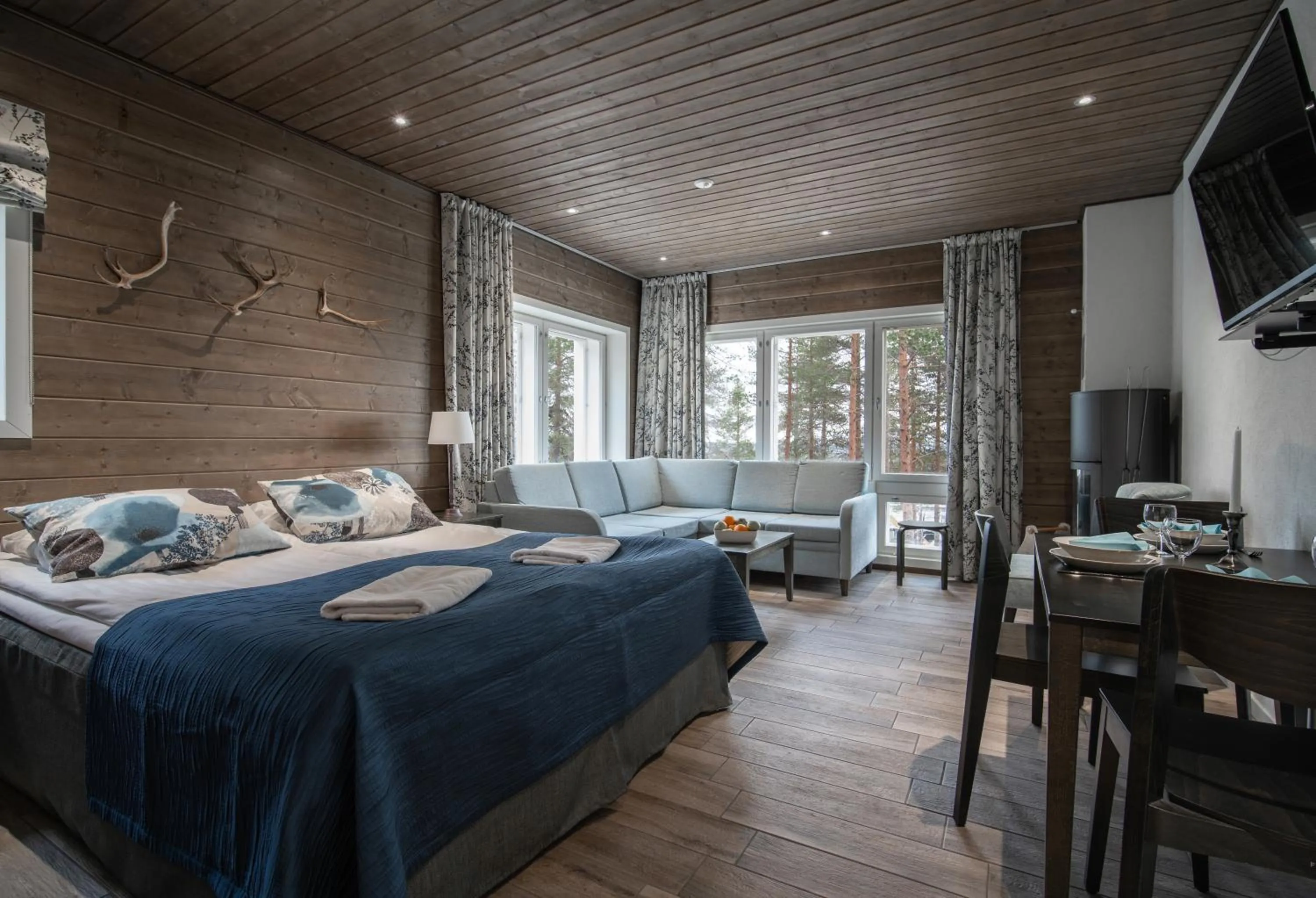 Photo of the whole room, Bed in Ski-Inn PyhäLinna