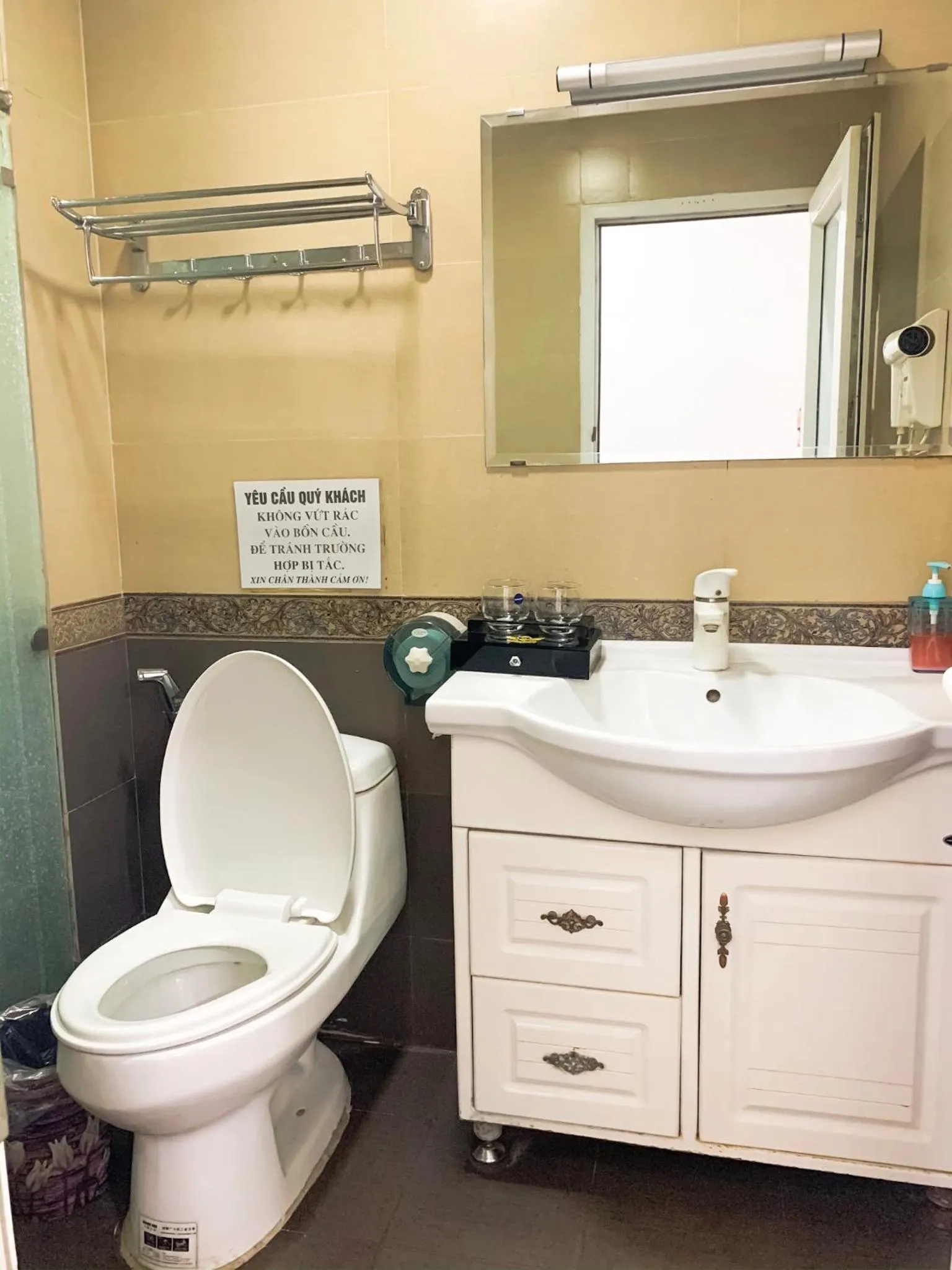 Toilet in Hanoi Star Hotel