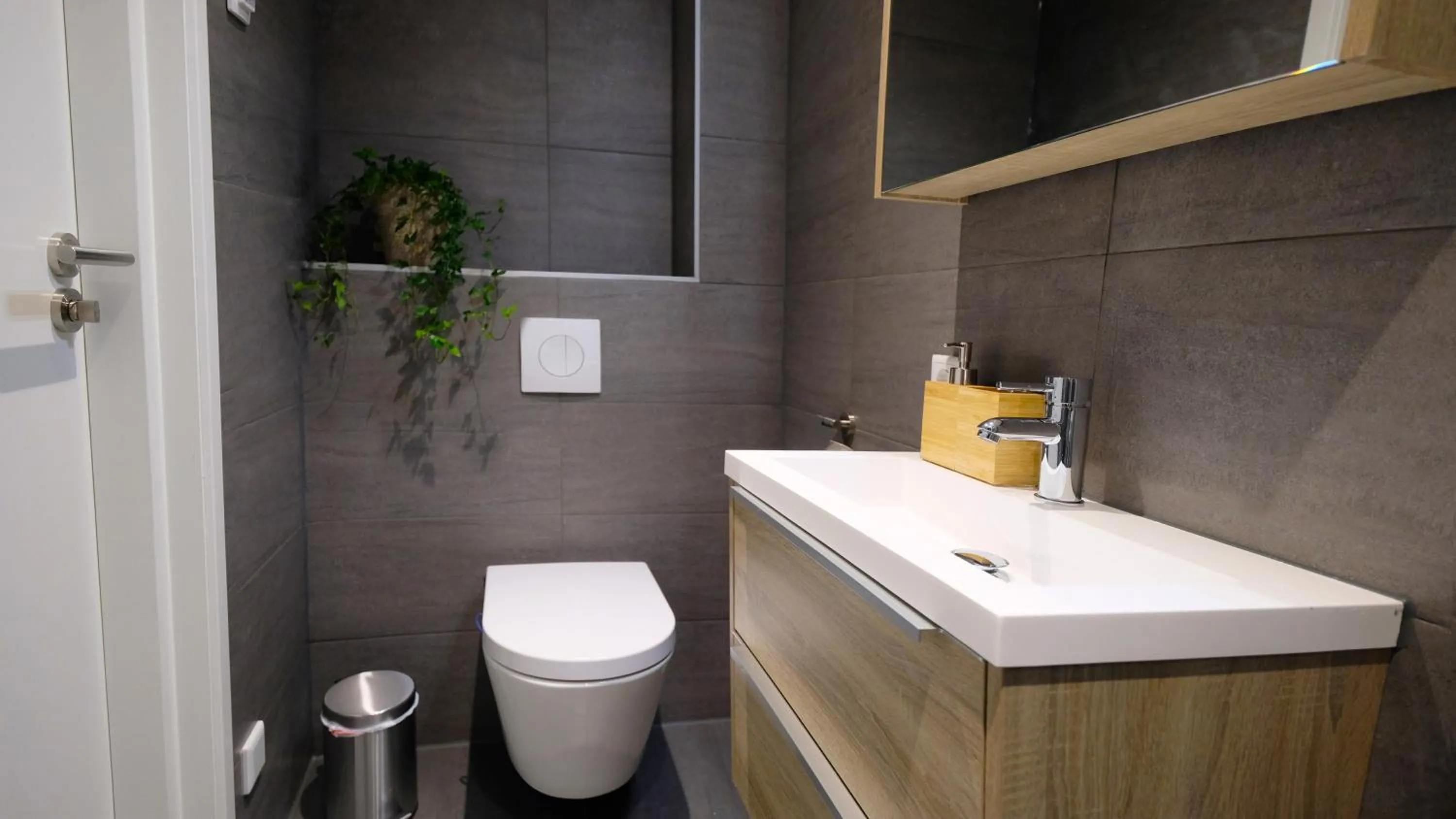 Bathroom in Spacious 65m2 Apartment in the Centre of Eindhoven - R65B