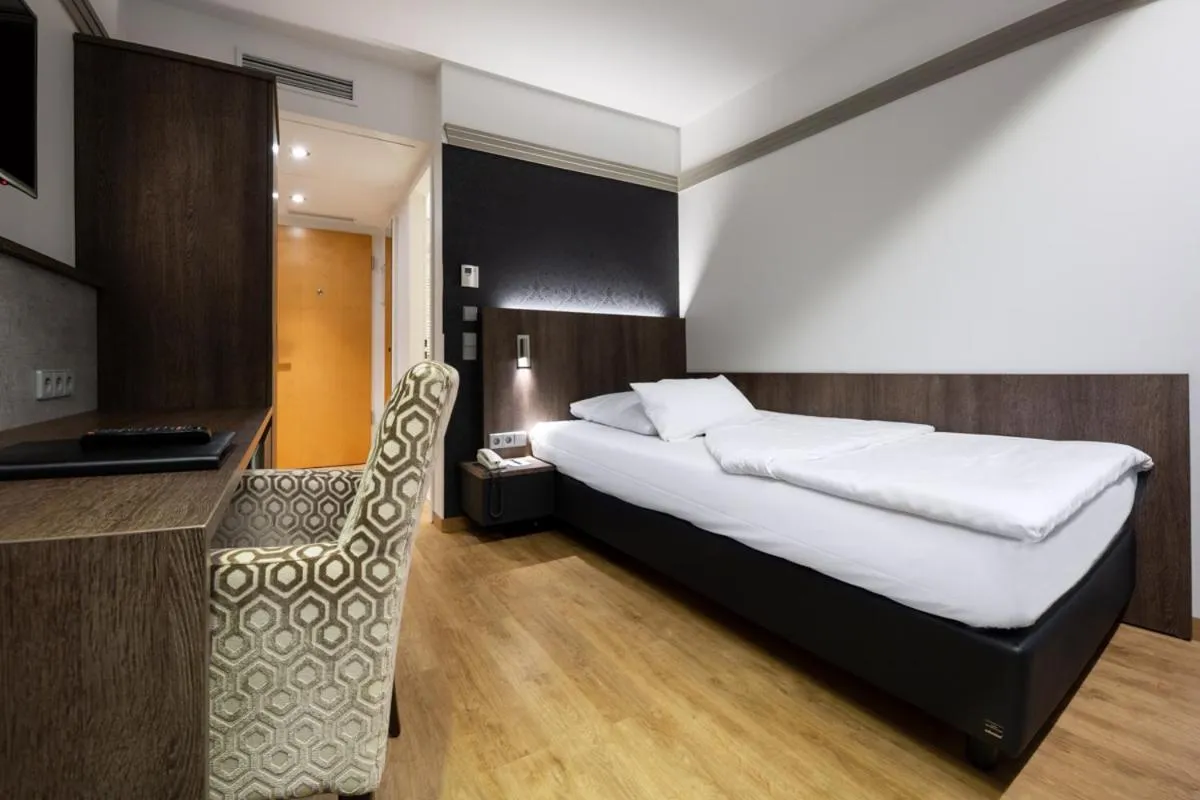 Photo of the whole room, Bed in Kronenhotel