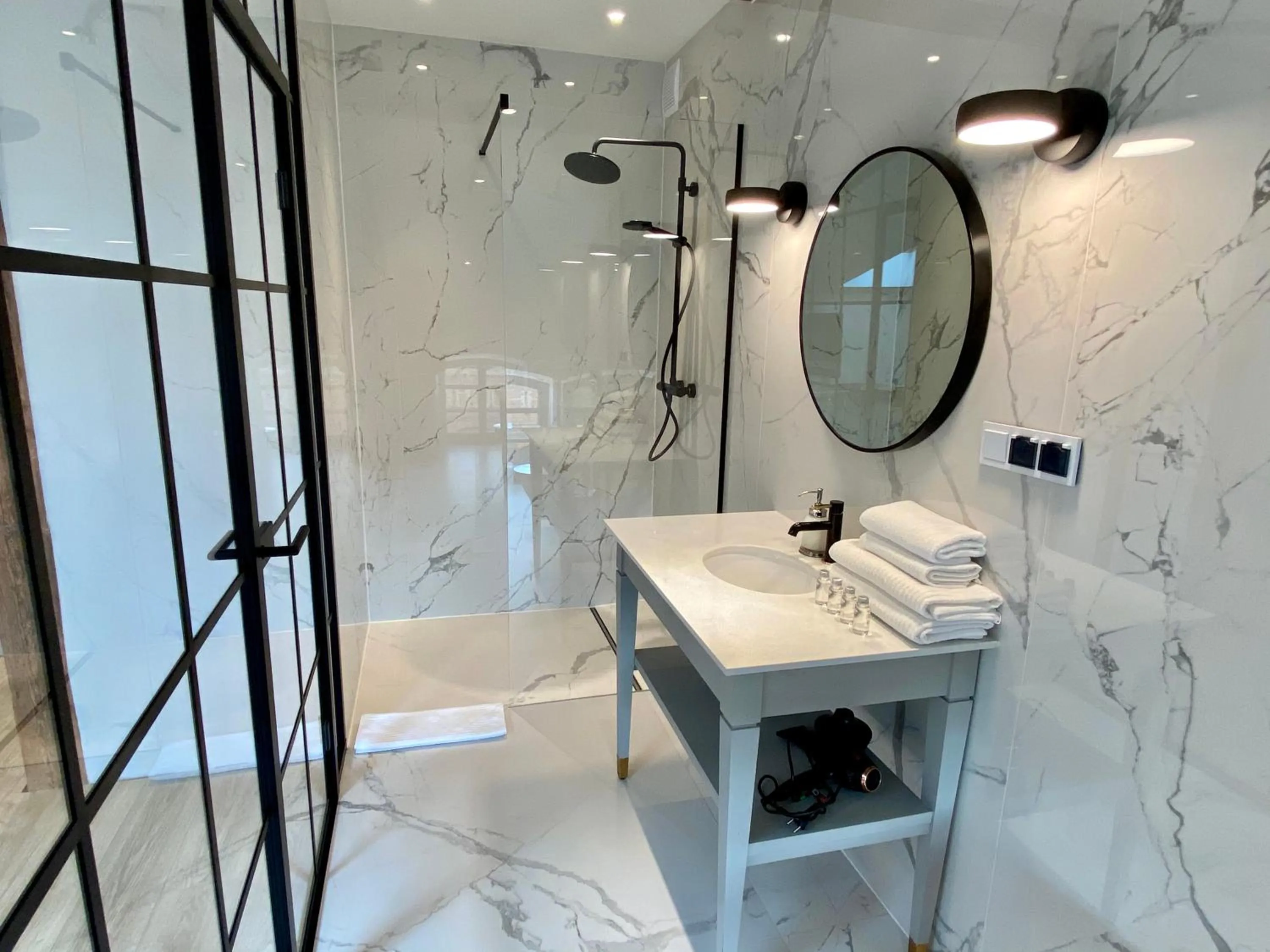 Shower in Zamek Sarny - Schloss Scharfeneck