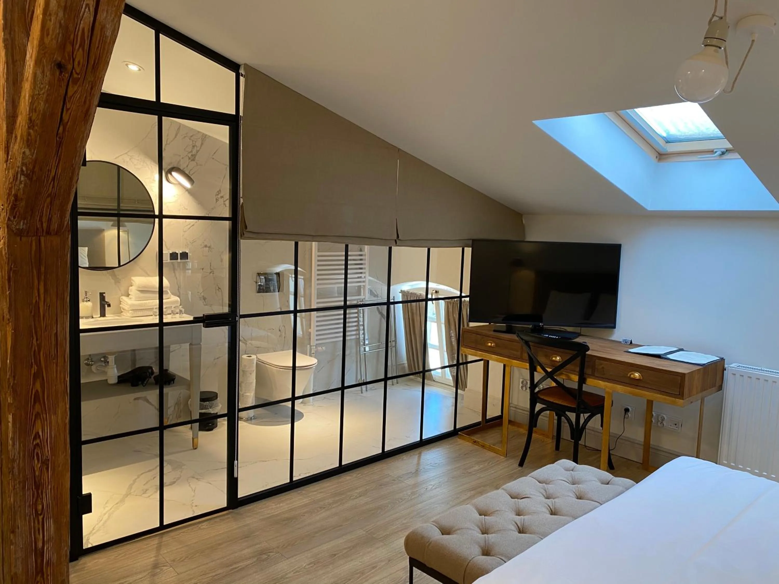 Bathroom, Bed in Zamek Sarny - Schloss Scharfeneck