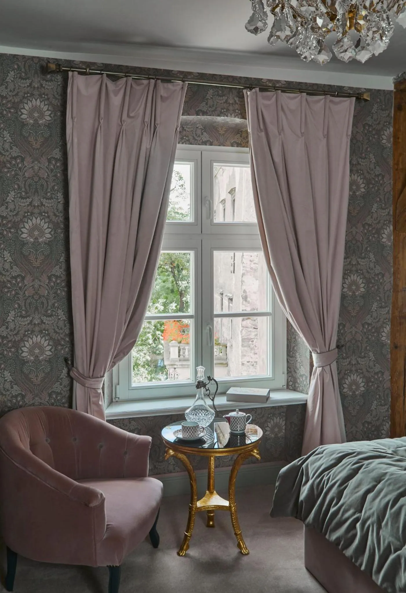 Seating area, Bed in Zamek Sarny - Schloss Scharfeneck