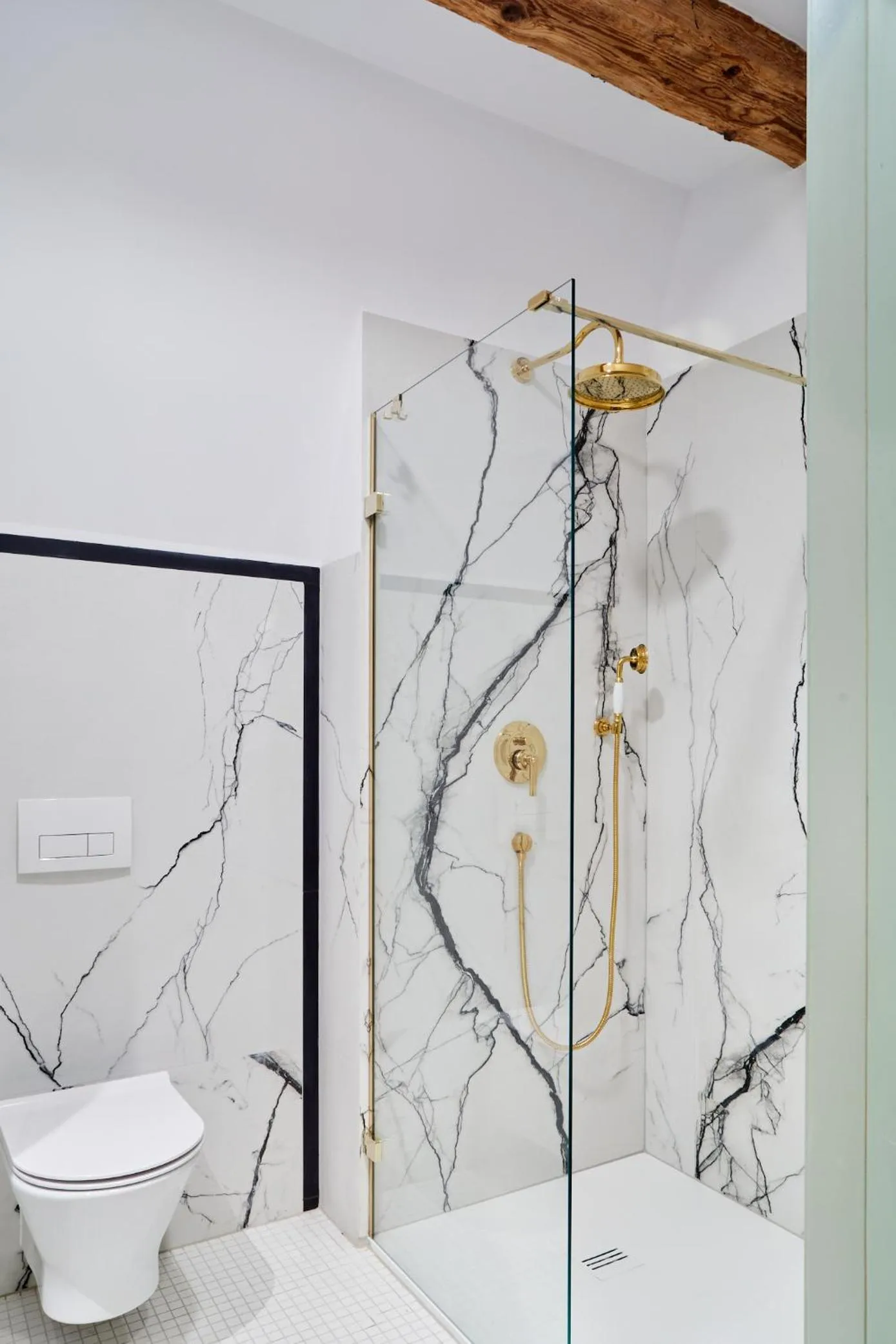 Shower in Zamek Sarny - Schloss Scharfeneck