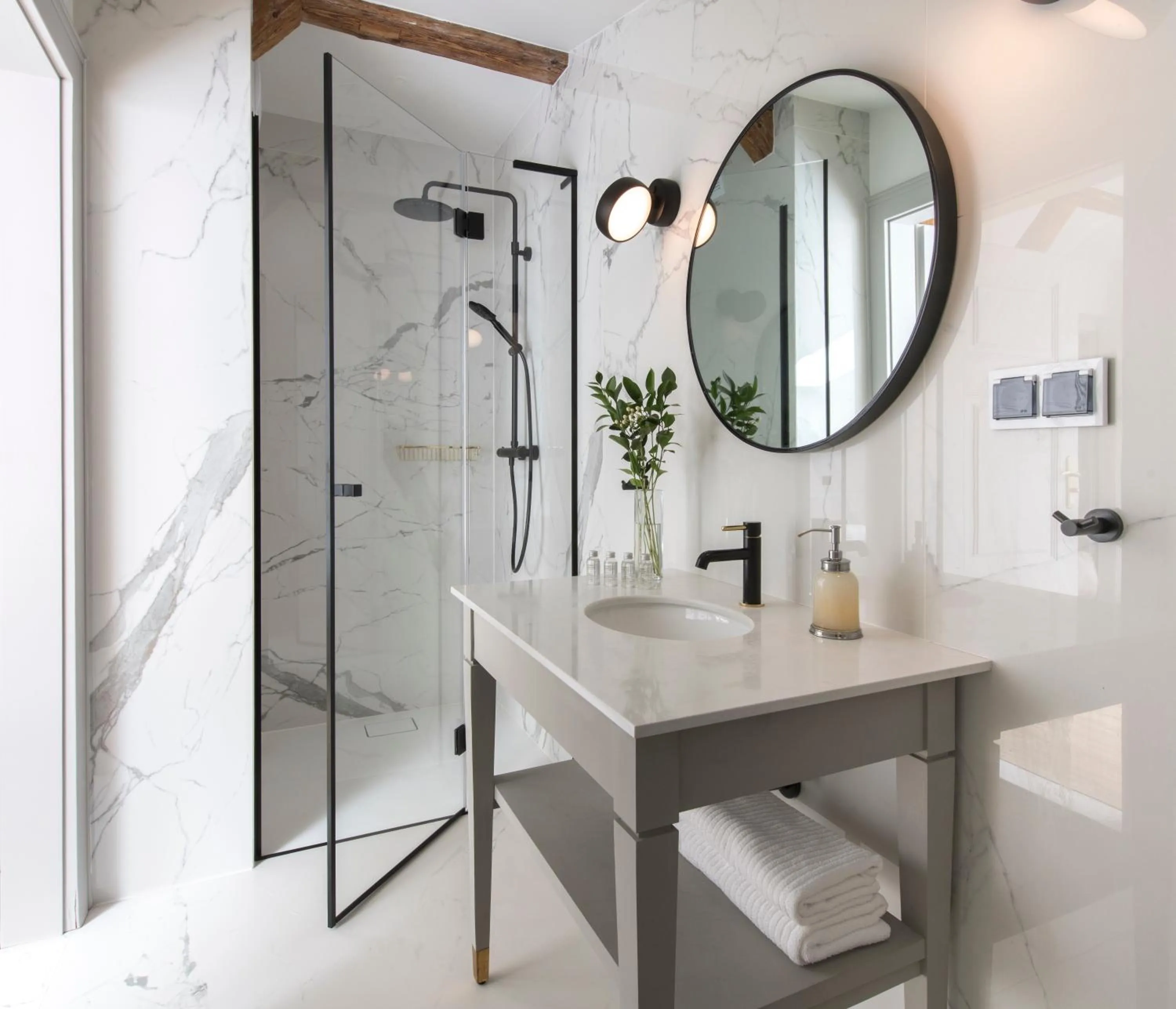 Shower in Zamek Sarny - Schloss Scharfeneck