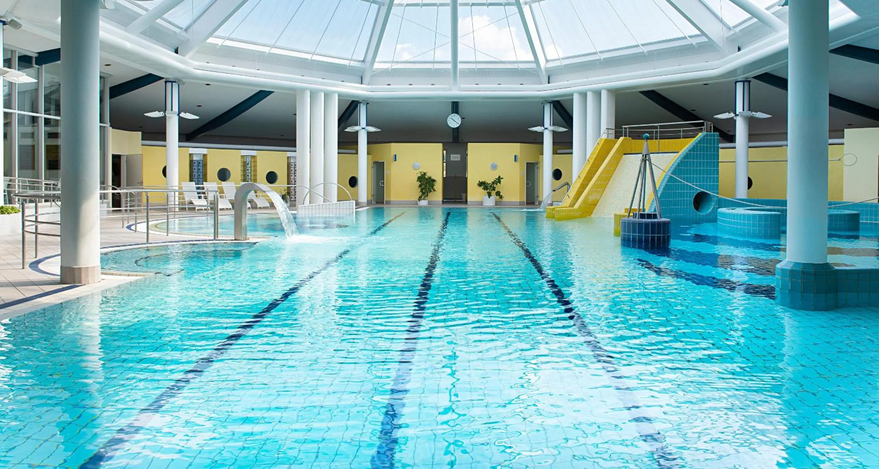 Swimming pool in Victor's Residenz-Hotel Teistungenburg