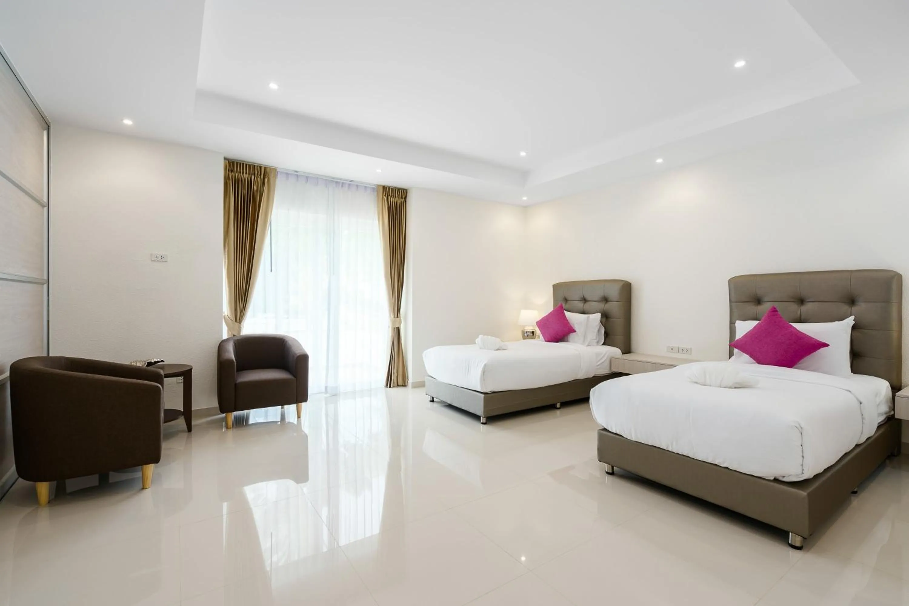 Bed in Sunset View Pool Villa 7 BR 14-16 Persons