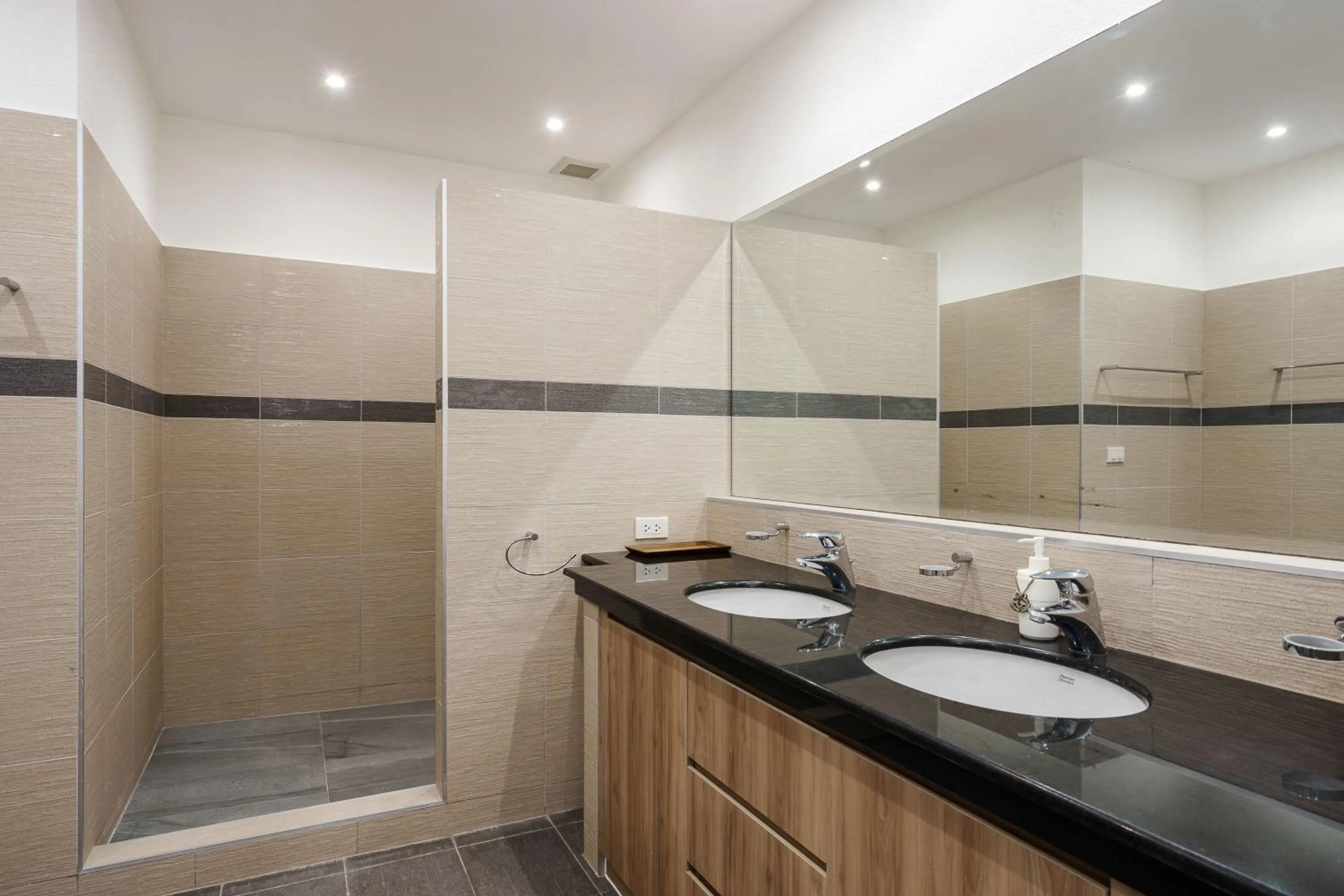 Shower in Sunset View Pool Villa 7 BR 14-16 Persons