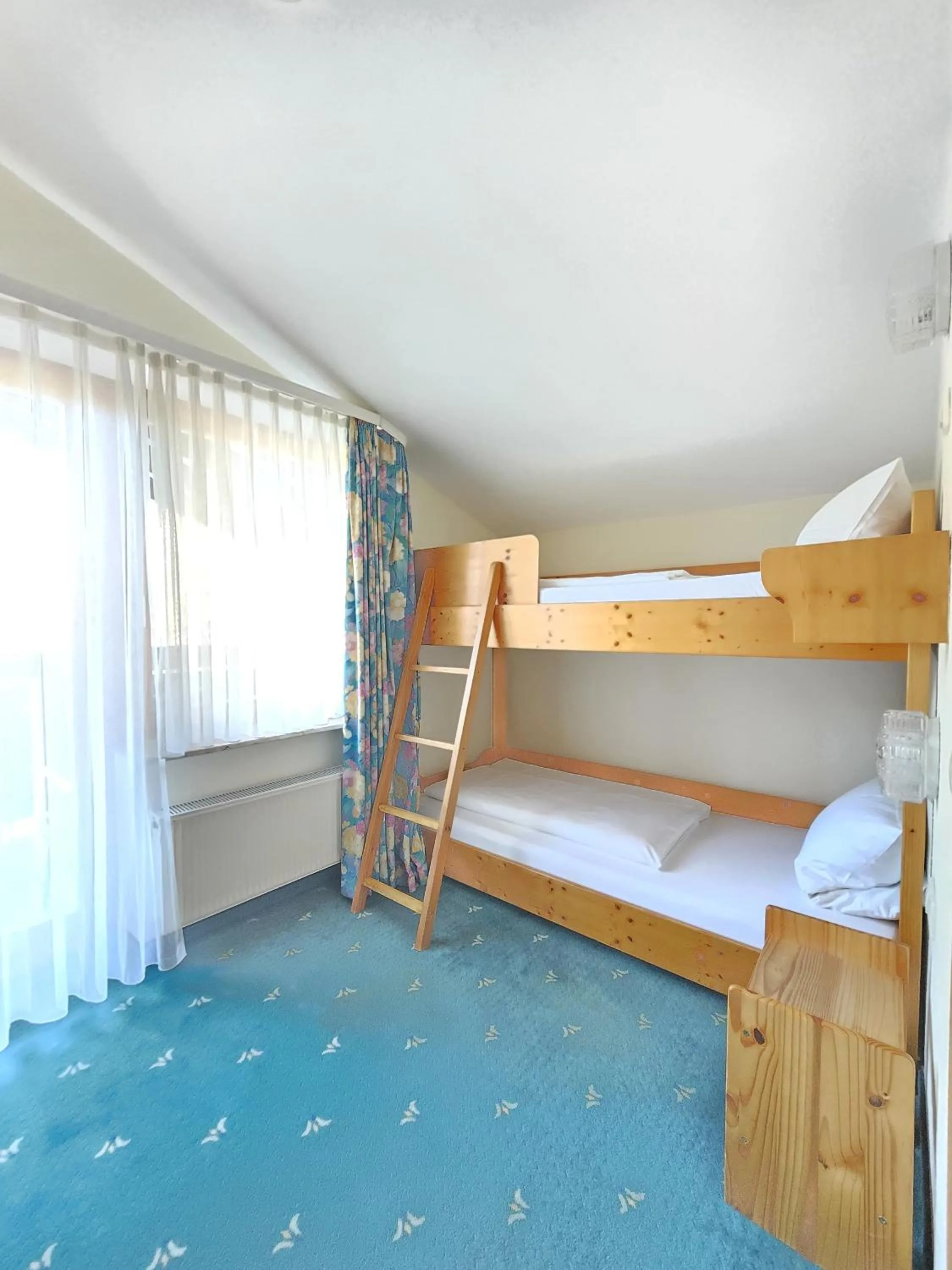 bunk bed, Bed in Holzschuhs Schwarzwaldhotel