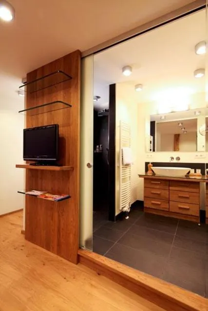 TV and multimedia in Holzschuhs Schwarzwaldhotel