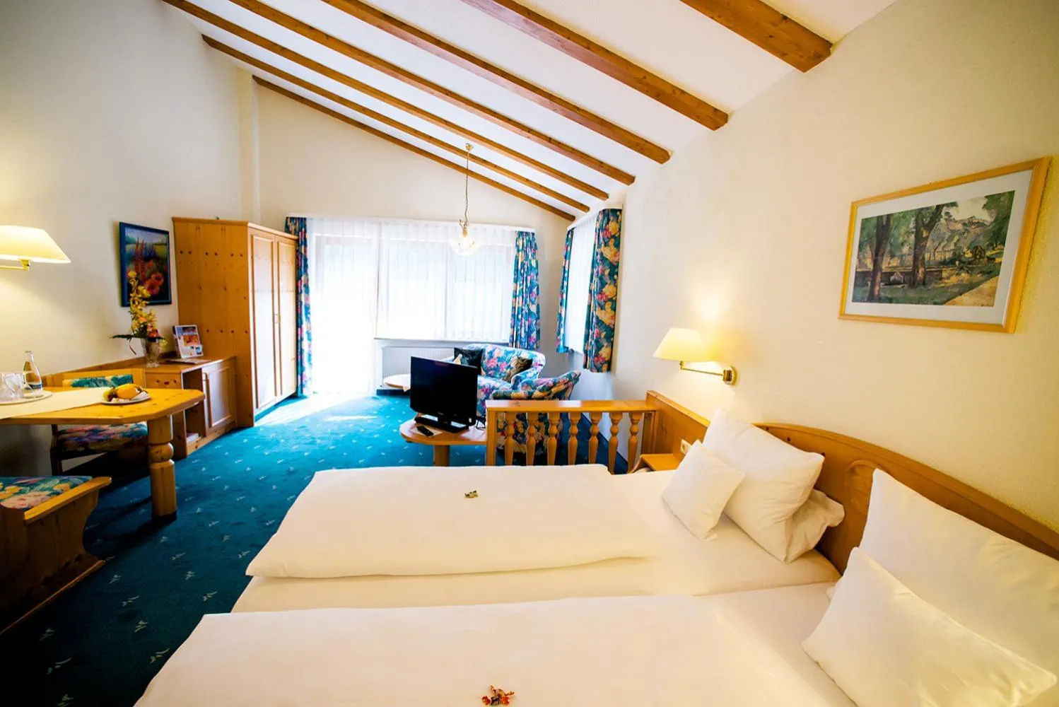 Photo of the whole room, Bed in Holzschuhs Schwarzwaldhotel