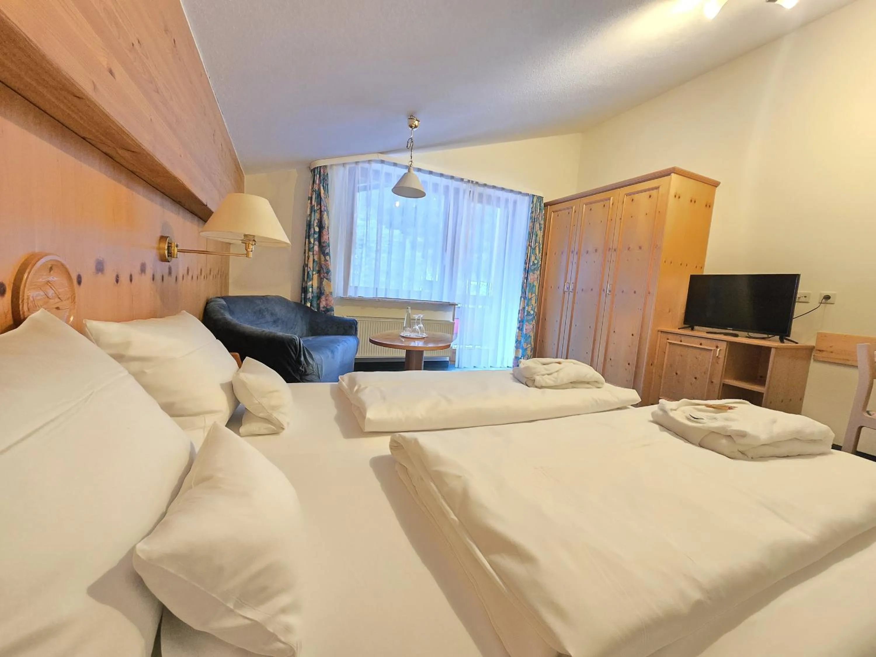 Bedroom, Bed in Holzschuhs Schwarzwaldhotel