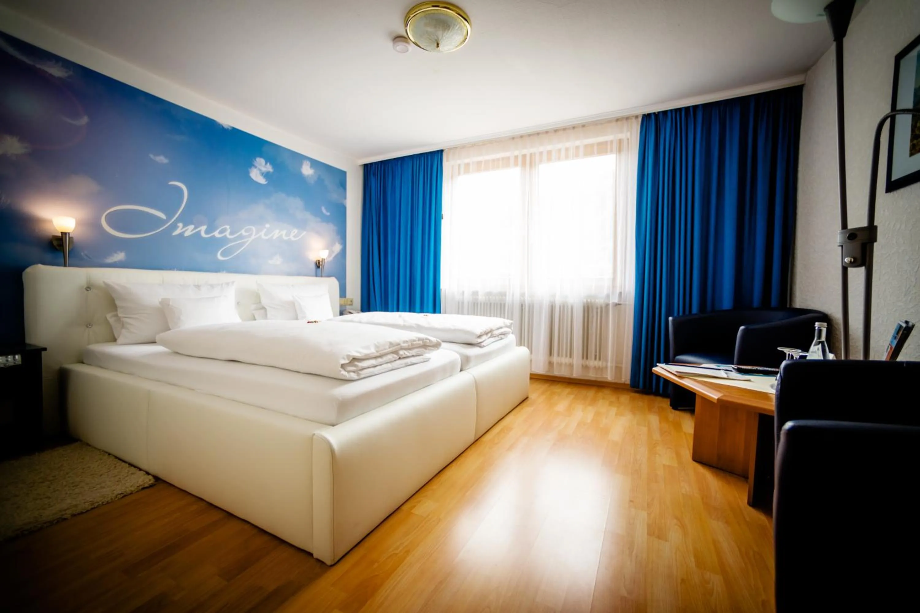 Photo of the whole room, Bed in Holzschuhs Schwarzwaldhotel