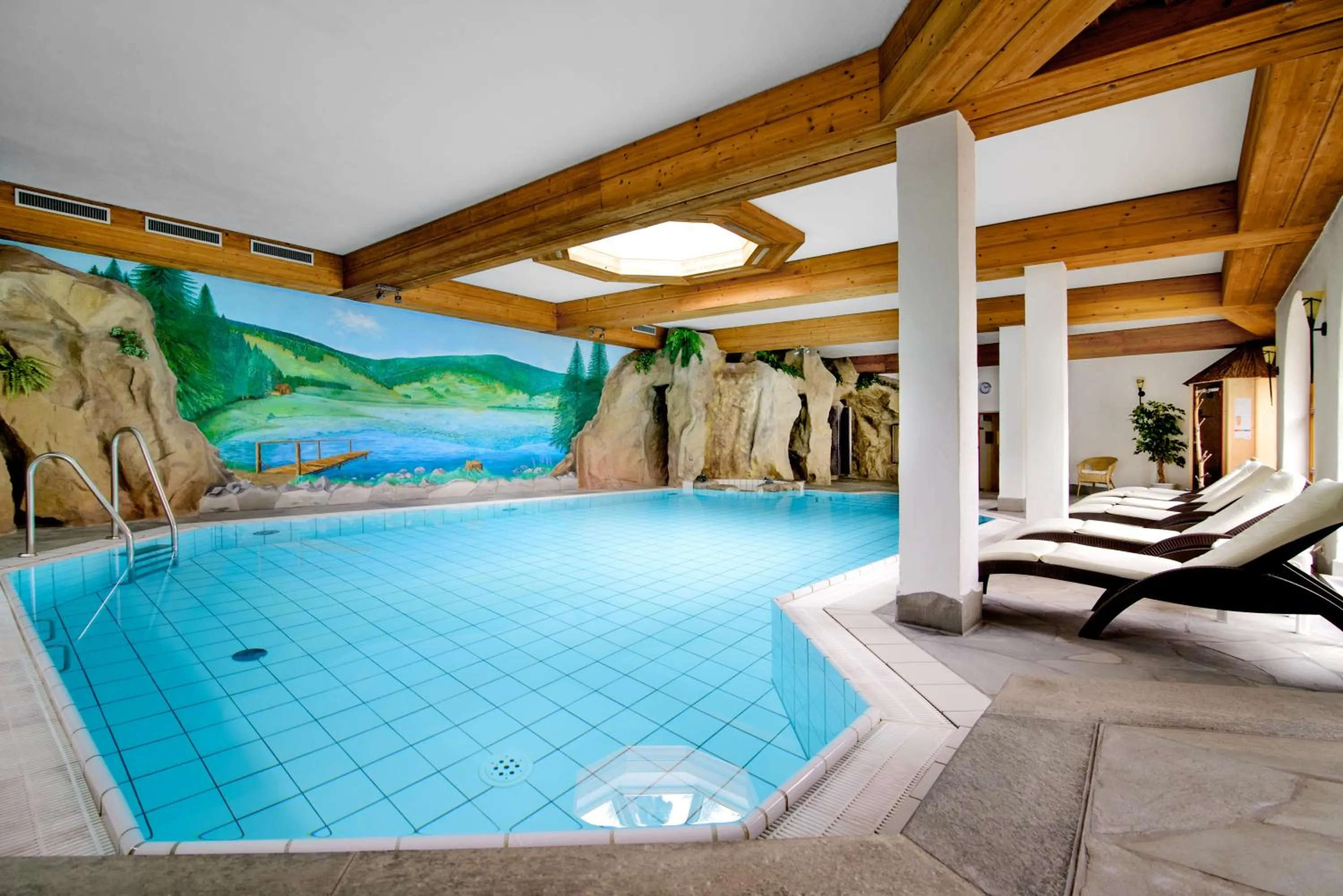 Swimming pool in Holzschuhs Schwarzwaldhotel