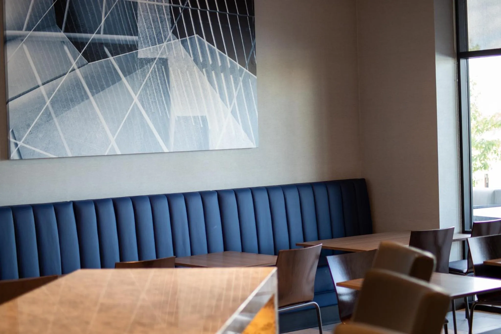 Lounge or bar in Hyatt Place Altoona/Des Moines