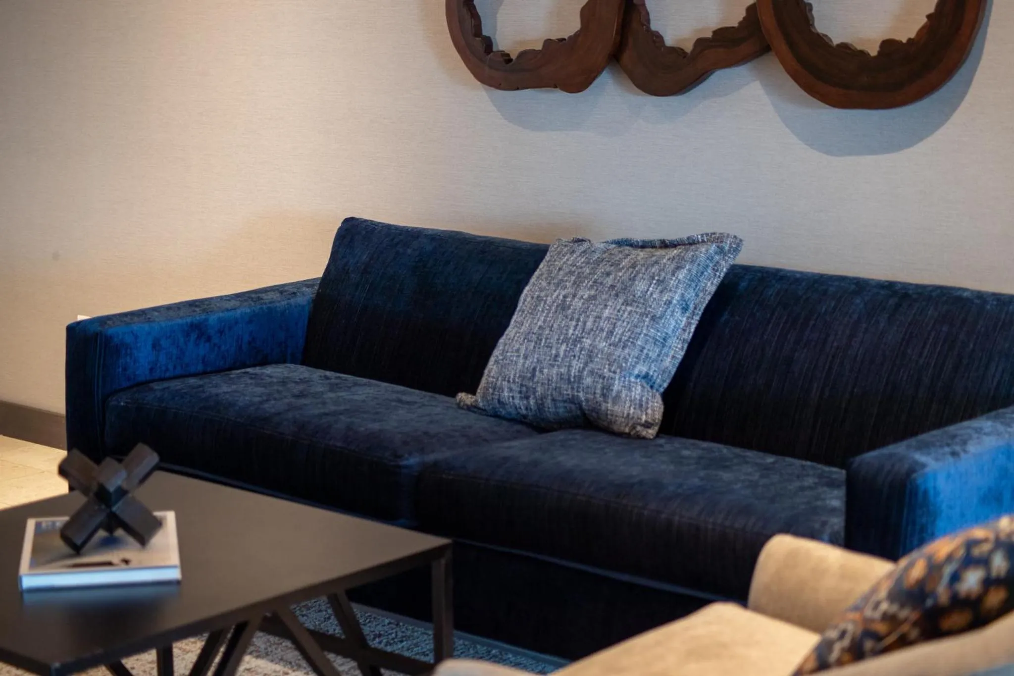 Seating area in Hyatt Place Altoona/Des Moines