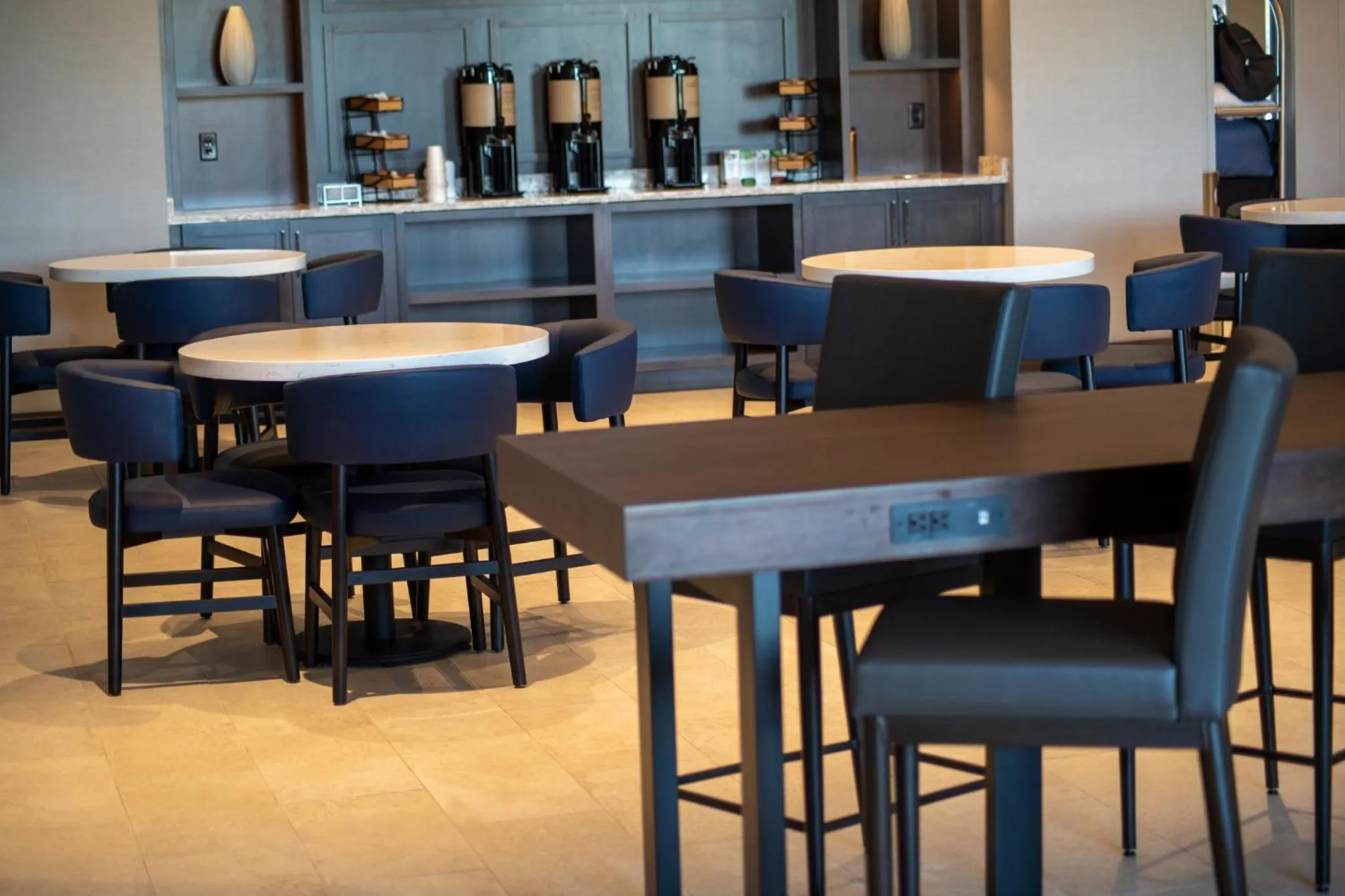 Lounge or bar in Hyatt Place Altoona/Des Moines