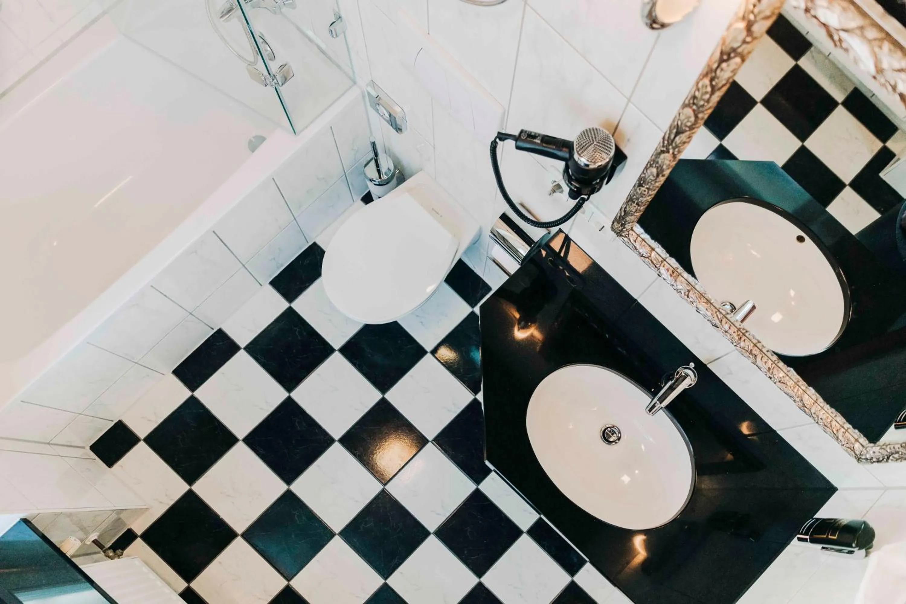 Bathroom in DAS v EVERT Hotel - am Congress Centrum Würzburg