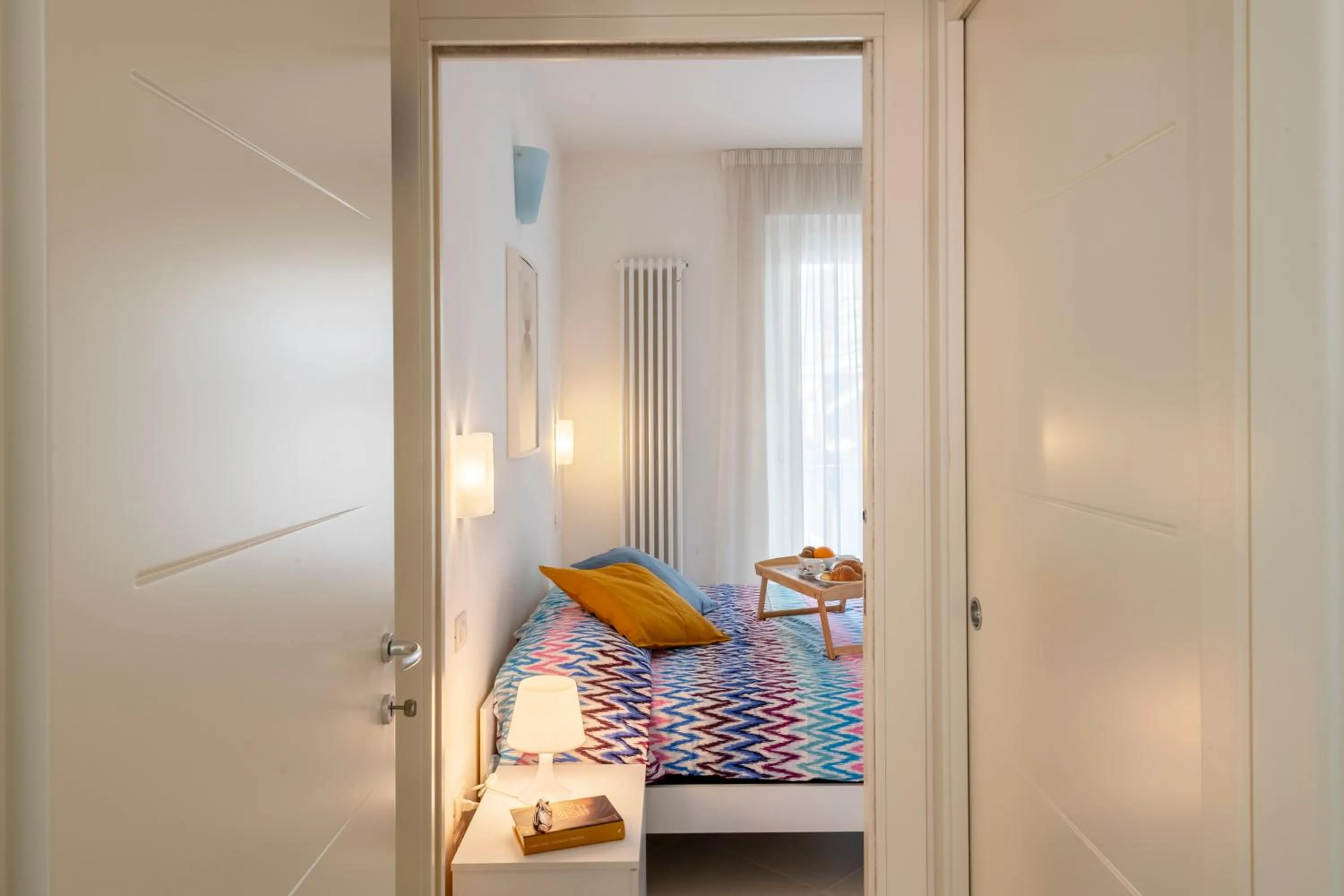 Decorative detail, Bed in Elegante Trilocale Marconi prima fila mare