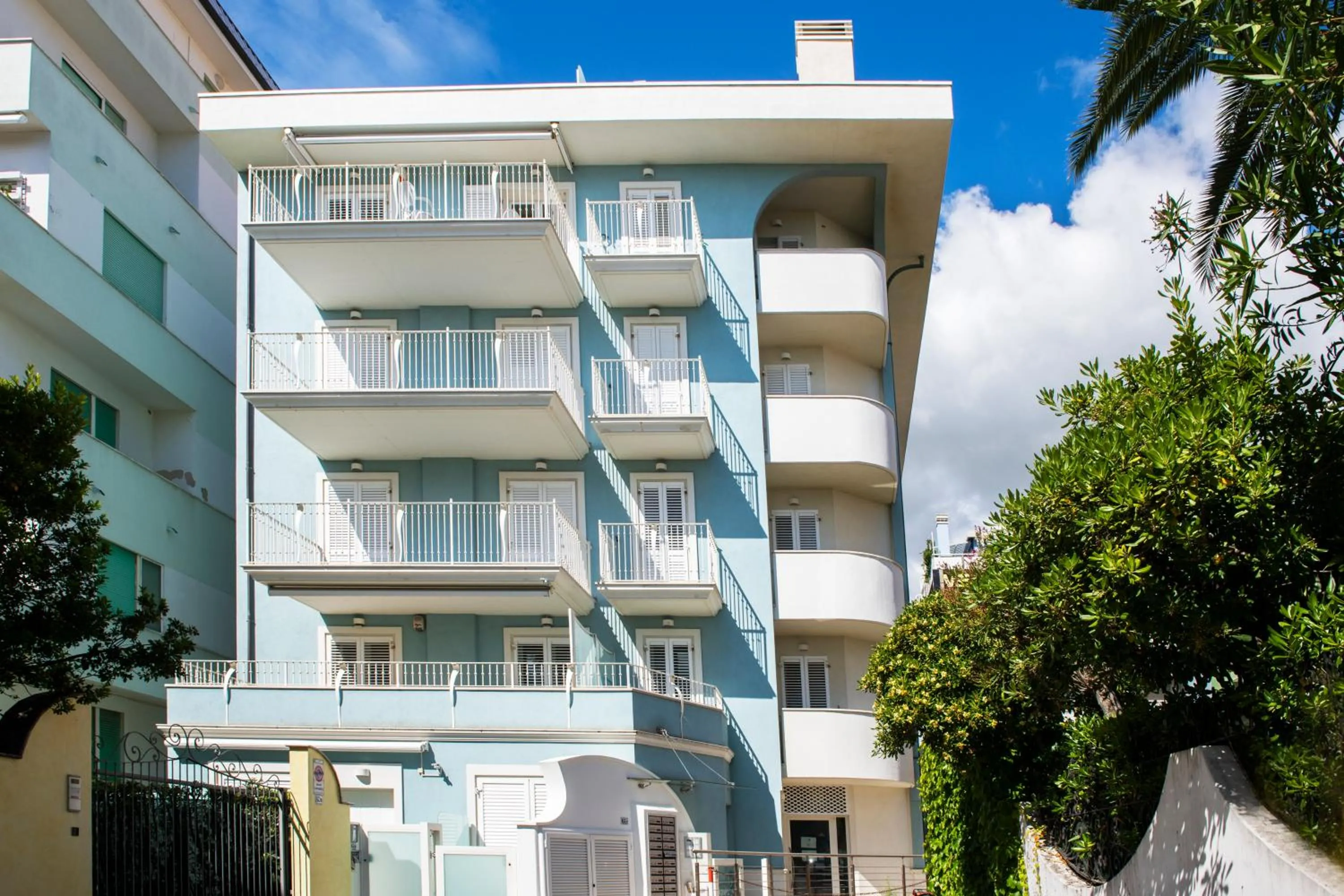 Property building in Elegante Trilocale Marconi prima fila mare